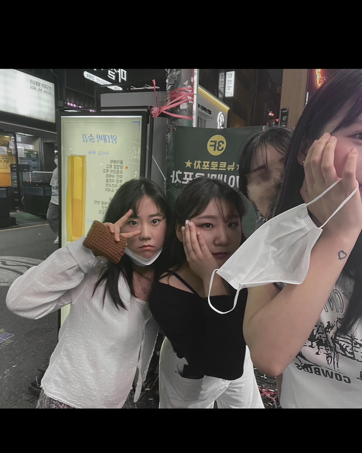 우당탕탕 2022-😎
힘든 한해였던만큼 2023년은 행복하길!
다들 제 곁에서 햅삐하게 보냅시다🫶🏻
사진에 없는 내 사람들도 알랍뽕💗
•
•
•
•
• 
#인스타그램 #일상스타그램 #일상 #데일리 #소통 #98 #26 #좋아요 #좋아요반사 #좋반 #선팔시맞팔 #맞팔 #ootd #패션 #셀스타그램 #셀카 #무채색 #해피뉴이어 #새해 #2023 #2022 #술스타그램 #selfie #instagram #instagood #instadaily #daily