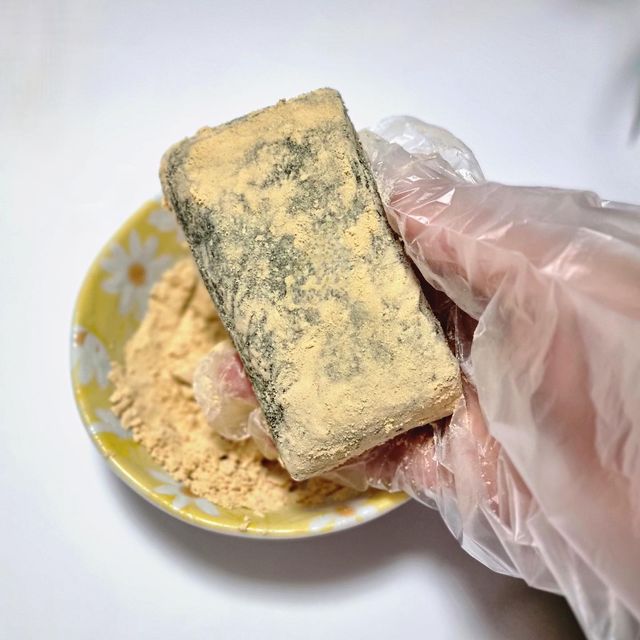 🍝먹은 것들 기록용🍚 on Instagram: "#협찬 #유료광고 

좋은 기회로 떡뜨래에서 <한라산쑥떡 쑥인절미>를 받게 되어 후기를 남겨 본다. 

떡뜨래는 냉동 떡이 아닌 주문 즉시 생산한 떡만을 배송한다.
주문 즉시 생산해 당일발송하기 때문에 떡을 더욱 신선하게 즐길 수 있다.😊
서울 및 일부 경기 지역(성남, 과천, 안양, 광명, 부천, 수원)은 오전 6시 이전 주문 시 무려 당일 배송이 가능하다!!🫢✨️ 

떡뜨래의 한라산쑥떡 쑥인절미는 찹쌀로 만든 인절미인데, 백미찹쌀과 현미찹쌀 두 가지가 들어갔기 때문에 더욱 건강에 좋다!
한라산쑥떡 쑥인절미는 경기 이천 찹쌀, 제주 참쑥, 천일염, 설탕으로만 만들어졌으며
이외 그 어떤 첨가물도 들어가지 않은 순수 자연식품으로, 누구나 믿고 먹을 수 있다.🥰
청정지역 제주에서 자란 쑥을 채취해 삶아서 줄기를 제거하고 잎사귀만으로 떡을 하기 때문에 부드럽고 향긋하다!
쑥 함량이 무려 30%라서 정말 차원이 다른 쑥 향이 느껴진다.
엄마가 먹어보고 어쩜 이렇게 향이 진하냐며 깜짝 놀랐을 정도..🫢 

떡뜨래의 한라산쑥떡 쑥인절미는 포장 또한 특별한데, 스틱형으로 개별 포장되어 있기 때문에 언제 어디서나 맛있게 즐길 수 있다.💞
덕분에 아빠가 등산하면서 하나씩 간식으로 드시는 중!!

쫀득쫀득한 식감에 한 입 베어물면 쑥향이 입안 가득 퍼지는 <한라산쑥떡 쑥인절미>는
떡뜨래 스마트스토어에서 주문 가능하다.
👉 https://smartstore.naver.com/dduck18112035
.
.
.
.
.
#떡뜨래 #쑥인절미 #인절미 #쑥떡 #쑥찰떡 #찹쌀떡 #떡 #떡추천 #현미떡 #건강한떡 #맛있는떡 #맛있는떡추천 #식사대용 #식사대용떡 #mugwort #ricecake #tteok #Koreanfood"