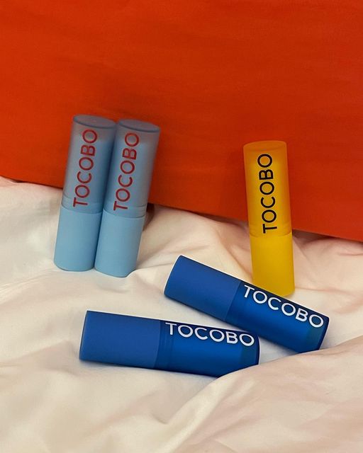 SEUNG A on Instagram: "#협찬 #TOCOBO 매트 립밤 보신 적 있으신가요!?🫢 토코보에서 보내주신 SUPER 귀여운 컬러 립밤5종🤍💙 토코보 컬러 립밤은 100% 비건 성분의 저자극 포뮬라를 사용해요🌿 Glas