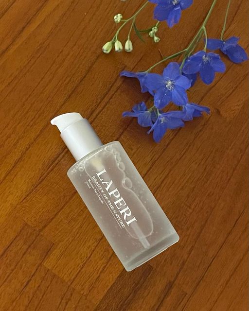 승아(Seung A) | fashion•lifestyle•travel on Instagram: "#협찬 내사랑 라페리..🤍
모이스처 페어리 앰플 100mL

라페리가 새롭게 오픈한
홈 에스테틱 편집샵 ‘리얼라이즈’

리얼라이즈에서 판매되는 제품은
모두 에스테틱에서 판매 중인 제품이래요.

이번에 받아본
모이스처 페어리 앰플도
실제 에스테틱 전문가들이 사용하시는
고보습 진정 앰플이에요.

병풀추출물을 함유하고 있어
민감하고 예민한 피부를
효과적으로 진정시켜주니
민감성 + 악건성인 제 피부에 정말 찰떡..🫶🏻

단순히 수분을 공급하는 것에서
끝내는 것이 아니라
피부가 수분을 가득 머금을 수 있는
환경으로 개선해 준다고 해요.

여러분, 12월 한달간
리얼라이즈에서 30만원 이상 구매 시
최대 80만원 상당의 행운이 담긴
럭키박스를 무료증정하는
이벤트를 진행하고 있어요.

소개해드린 모이스처 페어리 앰플
하나만 구매해도 30만원 이상이라
럭키박스도 같이 받아보실 수 있답니다 :)

럭키박스는 한정수량으로
조기소진될 가능성이 있으니,
평소 저처럼 라페리를 좋아하시는 분들은
얼른!! 쟁여놓으시길 바래요✨

#리얼라이즈 #라페리 #럭키박스 #에스테틱 #에스테틱화장품 #홈스테틱 #홈스테틱편집샵 #럭키박스이벤트 #모이스처페어리 #홀리데이 #선물추천 #12월이벤트"