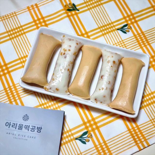 🍝먹은 것들 기록용🍚 on Instagram: "#협찬 #유료광고

좋은 기회로 아리울떡공방에서 <가래떡 쏙 인절미>와 <땅콩 가래떡>을 받게 되어 후기를 남겨 본다.

아리울떡공방의 가래떡 쏙 인절미와 땅콩 가래떡은 아리울떡공방의 자체 특허 기술로 별도 조리 없이 쫀득함이 유지되는 굳지 않는 떡이다!
덕분에 조리 없이 자연해동으로 먹어도 떡이 굉장히 쫄깃쫄깃하다.
실제로 냉동실에 오래 넣어 두어도 떡이 전혀 굳지 않고 말랑말랑해서 신기했다.🫢

아리울떡공방의 땅콩 가래떡은 땅콩 함량이 무려 10%로, 떡 속에 땅콩을 쏙쏙 박아 땅콩의 고소함과 풍미가 가득한 가래떡이다.
불포화지방산으로 이루어져 몸에 좋은 땅콩이 가득 들어있어 맛은 물론 영양까지 챙길 수 있다.😊
직접 먹어보니 땅콩이 콕콕 박혀있어 씹히는 식감이 아주 좋았고, 너무 달지 않고 적당히 담백해서 더 맛있었다!

아리울떡공방의 가래떡 쏙 인절미는 떡 속에 인절미 가루가 쏙 들어가서 더 깔끔하고 고소한 가래떡이다.
가루도 앙금도 아닌 떡 반죽 속에 들어간 콩가루라서 입가에 묻힐 일 없이 깔끔하게 먹을 수 있다.😊
직접 먹어보니 떡 속에 콩가루가 듬뿍 들어가 고소하고, 앙금보다 담백해서 깔끔하게 먹기 좋았다!

두 떡 모두
✅️아이와 외출 시 휴대용 간식이 필요한 부모님
✅️빠르게 아침식사를 준비해야 하는 맞벌이 부부
✅️출,퇴근시간 든든한 한끼가 필요한 직장인
등의 분들에게 강력 추천한다!🥰

아리울떡공방의 자체 특허 기술을 이용해 굳지 않으며, 국내산 멥쌀과 천일염으로 영양과 맛을 살린 <가래떡 쏙 인절미>와 <땅콩 가래떡>은
아리울떡공방 스마트스토어에서 주문 가능하다.
👉 https://smartstore.naver.com/geosang
.
.
.
.
.
#아리울떡공방 # 굳지않는떡 #가래떡 #간식추천 #디저트추천 #떡 #떡추천 #맛있는떡 #맛있는떡추천 #가래떡추천 #간편식"
