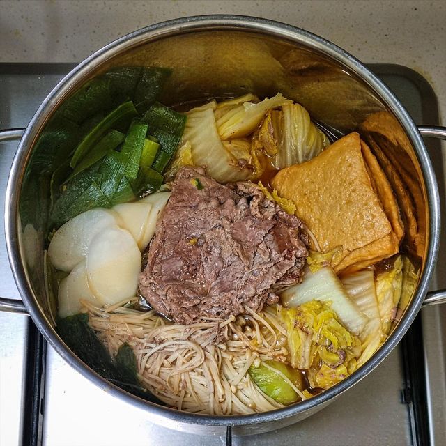 🍝먹은 것들 기록용🍚 on Instagram: "#협찬 #유료광고

@moranbongkorea

스키야키🍲 

좋은 기회로 모란봉코리아에서 <모란봉 스키야키 소스>를 받게 되어 후기를 남겨 본다.

뜨끈한 국물이 떠오르는 날씨가 되었다.
이런 날씨가 되면 생각나는 음식이 바로 샤브샤브!
모란봉코리아의 <모란봉 스키야키 소스>는 양조간장을 베이스로 미림, 다시마, 적주를 첨가한 스키야키 전용 소스이다.
모란봉 스키야키 소스 하나면 만들기 어려운 스키야키를 간단하게 먹을 수 있다.😊

스키야키 종류에는 관서식 스키야키와 관동식 스키야키가 있는데,
나는 친구 집에서 전골식의 국물있는 관동식 스키야키를 해 먹었다.
야채는 당근, 감자, 대파, 청경채, 배추를 준비했고 표고버섯은 싫어해서 넣지 않았다! 대신 어묵과 떡을 추가해서 먹었다.
자취하는 친구에게 야채를 잔뜩 먹일 기회( •̀ᴗ•́)۶✧
실곤약과 구운 두부를 추가해서 먹으면 더욱 맛있다고 한다.
만드는 법은 손질한 재료를 전부 넣고 모란봉 스키야키 소스와 물을 적당량 넣어주기만 하면 되어 정말 간편하다!
노른자를 풀어 찍어 먹으면 더욱 맛있다.😋
직접 먹어보니 소스가 달짝지근하고 감칠맛이 돌아 정말 맛있었다!!
모란봉 스키야키 소스 덕분에 집에서도 간편하게 스키야키 전문점의 맛을 느낄 수 있어 넘 좋았다🫶
.
.
.
.
.
#모란봉코리아 #스끼야끼 #스끼야끼소스 #스키야키만들기 #스키야키 #스키야끼"