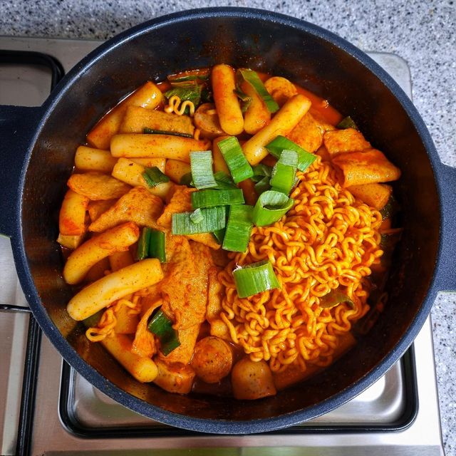 🍝먹은 것들 기록용🍚 on Instagram: "#협찬 #유료광고

떡볶이🍲 

좋은 기회로 꿍스상회에서 <꿍스떡볶이 밀키트 학교앞 추억의 옛날떡볶이>를 받게 되어 후기를 남겨 본다.

꿍스떡볶이는 무려 재구매율 92%를 자랑하는 20년 전통의 떡볶이 밀키트이다!
그만큼 보장된 맛이라는 건 당연한 사실😋
위탁이 아니라 HAACP 시설에서 직접 생산하고 있기 때문에 어른도 아이도 안심하고 먹을 수 있다.❤️

만드는 방법은 떡을 가볍게 물에 헹군 후 냄비에 소스, 어묵, 떡, 물을 넣고 끓여주기만 하면 된다!
라면처럼 간단하기 때문에 캠핑장 가서 먹기도 딱 좋을 거 같다.✨️
평상시 야식이나 간식으로도 완전 강추!

나는 더 맛있고 푸짐하게 먹고 싶어서 파, 소세지, 라면을 추가해서 먹었다.
이렇게 먹으면 2명이서 먹어도 거뜬하다.
사실 냉동 떡볶이라 맛은 별로 기대하지 않았는데 파는 것보다도 더 맛있어서 깜짝 놀랐다!!
소스가 정말 맛있어서 마지막 남은 소스까지 싹싹 긁어 먹었다.🤤

소스는 순한맛, 보통맛, 매운맛으로 나눠져 있어서 취향에 따라 골라 먹을 수 있다.
나는 보통맛을 먹었는데 맵찔이 기준으로 전혀 맵지 않았다!!
아이들 간식으로는 순한맛~보통맛중에 고르면 좋을 거 같다.

술안주, 캠핑, 아이들 간식으로도 좋은 <꿍스떡볶이 밀키트 학교앞 추억의 옛날떡볶이>는
꿍스상회 스마트스토어에서 주문 가능하다.
👉 https://smartstore.naver.com/ggungs
.
.
.
.
.
#꿍스 #꿍스떡볶이 #꿍스상회 #떡볶이 #떡볶이밀키트 #추억의떡볶이 #집밥 #간편식품 #간편조리식 #국물떡볶이 #아이들간식 #술안주 #캠핑음식 #tteokbokki #Koreanfood"