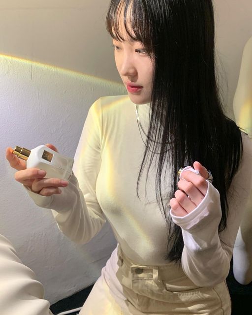 hanny on Instagram: "#광고 @scelmar_official 
다들 첫사랑 기억나시나요?
첫사랑이 생각나는 향수네요

뚜껑을 열었을때 깨끗하고 우아한 느낌으로 우유 비누향이나요 :)
 
클린뷰티 동물실험,동물성원료를 넣지 않고, 수익금 일부는 환경단체에 기부한다고 하네용👏🏻

https://www.scelmar.com/
.
.
.
#셀마르#셀마르향수#향수#향수추천#향수브랜드#perfume#비건향수#데일리향수#니치향수#니치퍼퓸#지속력좋은향수#여자향수#여자향수추천#20대향수#30대향수#향수스타그램#향수그램#향수매니아#여자친구생일선물#은방울꽃향수#겨울향수추천#겨울향수#인생향수#향수리뷰#생화향수#셀피#오오티디#selfie#ootd"