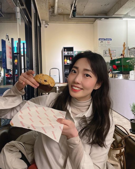 귀여은지 on Instagram: "내 인생 망원동 세번째 나들이🎶

망원동에 진짜 느낌있는 카페들 많아서
고르고 골라 다녀온 요기는
카페 키테넌트에요!!

뭔가 세상 힙하고 인테리어에
엄청 신경쓴 느낌왕창이구 감성 말해모해〰️
포토존도 많아서 사진찍기 바빴어요☕️🥂

저녁으로 망원동 즉석우동집가서
호로록하고 왔는데
뭔가 샌드위치 비쥬얼에 이끌려가지고
시켰는데,,,,,역시나 ,,,1도 안남기도
다 먹은 나의 위의 위대함에 박수를🙌🏻✨

사장님도 엄청 친절하시구
커피랑 맥주,하이볼,칵테일도 판다고하는데
다음에는 칵테일도 도전해봐야겠어요
.
.
.
.
#키테넌트 #커피 #망원역 #망원동카페 #카페&바 #칵테일 #하이볼 #합정카페 #홍대카페 #망원카페 #마포구청카페 #카페투어 #셀스타그램 #좋아요반사 #좋아요 #셀카 #첫줄 #오오티디 #스냅 #첫줄좋반 #얼스타그램 #첫줄안녕 #좋반 #선팔하면맞팔 #패션 #일상소통 #거울샷 #카페스타그램"