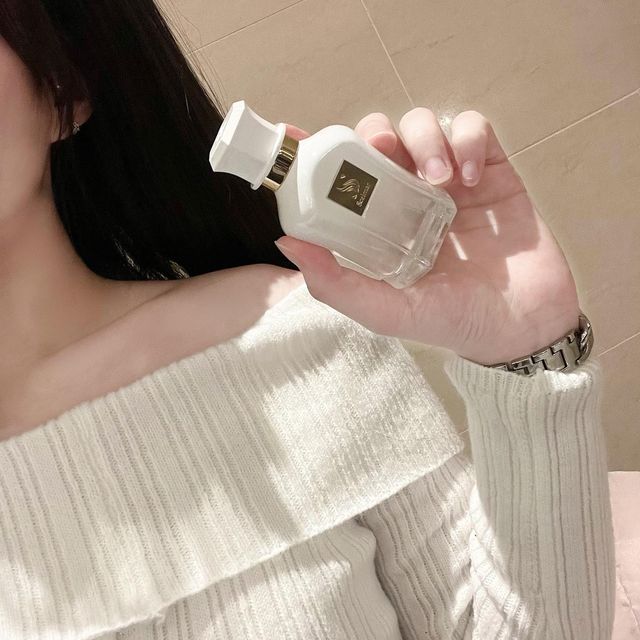 수민 on Instagram: "#광고 은방울꽃의 섬세함과 우아함을 담은 니치 비건 향수 셀마르 오드퍼퓸 몽 리스 ♥ 데일리로 사용하기 좋은 청초하면서도 청순한 향이에요 은은하고 부드러운 부드러