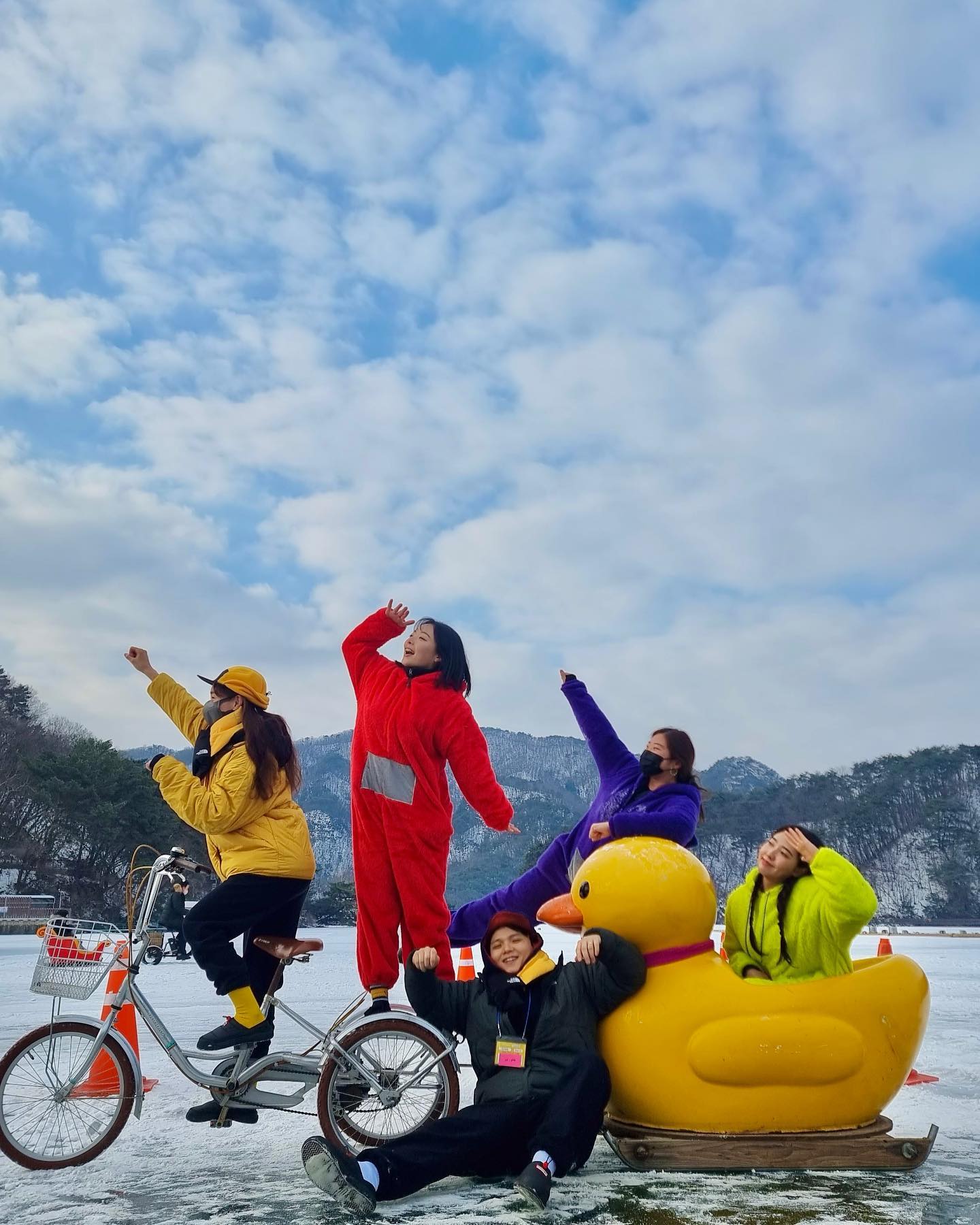 텔레토비 친구들의 
산정호수 나들이🙌🏼

산정호수썰매축제해서
친구들이랑 갔다왔는데 존잼!!

우리갔을때는 얼음두께가 모자라서
러버덕기차는 못타고 오리 자전거만 탔는데
짱잼있었다아앙😆왕강추⭐️

📍포천 산정호수
경기 포천시 영북면 산정호수로411번길 108

✔︎ 썰매가격
오리썰매 30분 2인 12.0
러버덕기차(한바퀴) 0.6
얼음썰매, 세발자전거 30분 12.0
👉🏽 30분 놀면 지침

✔︎꿀팁
사람이 굉장히 많으니 오전 10시 오픈런 추천!
.
.
#포천산정호수 #산정호수썰매축제 #포천여행