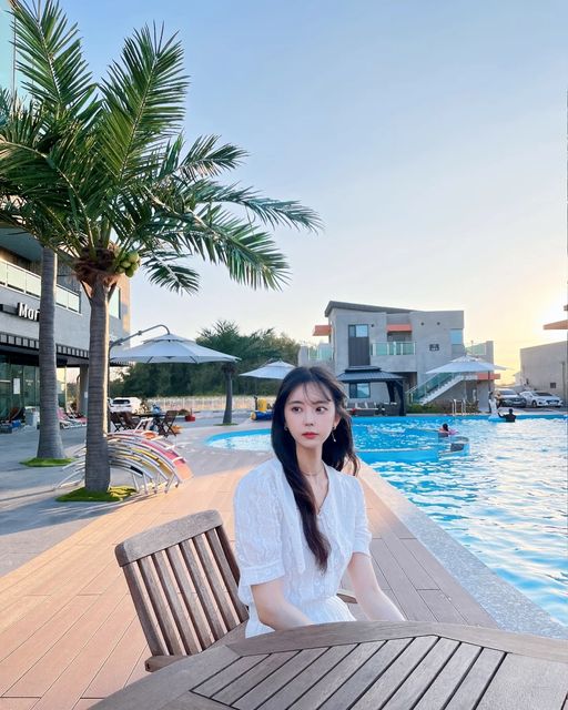 김지은 / Kim Ji-eun on Instagram: "#협찬

9.18~19 아직 여름 같았던 날씨 덕에
뒤늦게 즐기고 온 가족 여름 휴가!

인천 선재도에 있는 선재해림풀빌라에 다녀왔어요~

야외수영장이 있는 바깥 풍경에서부터
마치 해외 관광지에 놀러간 기분!

방도 크고 깔끔해서 넘넘 마음에 들었고
프라이빗한 온수풀과 스파에 몸 담그고 힐링했어요🥰

방안 풀에서 바라보는 오션뷰가 너무 예뻤던 그 곳💕
벌써 다시 가고 싶어지네요~

@gamsung.travel_
@sj_haelim

#선재해림풀빌라리조트#대부도풀빌라#대부도펜션#풀빌라펜션#인천풀빌라#서울근교풀빌라#경기도풀빌라#풀빌라#선재해림#대부도가볼만한곳#대부도카페#대부도핫플#감성여행 #선재도 #선재도핫플 #오션뷰풀빌라 #오션뷰펜션 #여행스타그램 #포포몬 #포포몬협찬"