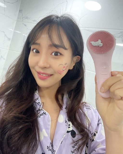 한승아ㅣ 씅아 on Instagram: "#협찬 @meliens.official 💖멜리언스 실리콘 진동 클렌저💖

핑크 덕후인 저에게 완전 취향 저격 당한 
클렌징 기기 알려드릴게요!!

- 피부관리에서 가장 중요한 건 클렌징💦
아무리 손으로 구석구석 깨끗하게 세안을 해도, 
피부 속의 노폐물, 각질 관리는 힘들더라구요 ㅠ ㅠ 
저처럼 블랙헤드 하나만 보여도 바로 짜버려서 없애버리고 싶어하는 예민보스들을 위한 
간편한 홈케어 제품이에요🤭

✔️진동클렌저의 핵심 최대 12,000회 미세진동
✔️안전한 안심 실리콘 / 0.6mm 미세모로 딥클렌징
✔️IPX7 방수등급으로 샤워중에도 이용 가능
✔️2가지 맞춤 모드: 클렌징 모드 / 마사지 모드
✔️온열 기능으로 모공 속까지 꼼꼼한 클렌징

개인적으로 다른 진동 클렌저도 사용해보았는데, #멜리언스 제품은 
실리콘이 엄청 부드러워서 예민한 피부에도 자극없이 클렌징 되어서 가장 좋았답니다💙

(블루컬러도 있다고 하니, 참고하쎄효>.<)"