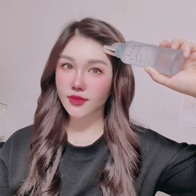 양비서 on Instagram: "#광고

신선한 파워푸드와 신기술의 결합으로 완성된 'nanly(난리) 코스메틱'.
nanly의 철학은 푸드마일이 낮은 국내산 슈퍼푸드를 주원료로 하여 
피부 생태계를 되살리는 것을 목표로 하고 있는 곳으로~
여왕이 이번에 '난리 퍼펙셔닝 에센스 150ml' 2개째 사용중이랍니다
코어탄력, 모공노폐물, 피부결정돈
미백&주름개선까지 한번에 ok~

밀싹 추출물이 97% 함유된
난리 퍼펙셔닝 에센스는요!

피지분비선을 막는 블랙헤드와
피지를 흡착하고 피부각질을 부드럽게 제거해
피부 지저분했었는데 깔끔해지고 있는 기분이랄까요

맑고 가벼운 흘러 내리는 물타입 텍스쳐로
가볍게 두드려 피부에 흡수시주면 되는데요~
자기전에 화장솜에 듬뿍 적셔 올려 놓고 자면 담날 아침
피부가 보송 보송 극강이에요.

@nanly_official
#nanly #난리 #밀싹 #항산화 #미백 #주름개선
#슈퍼푸드#에센스 #에센스추천 #nanlycosmetic
#nanlycosmetics #nanlyessence"