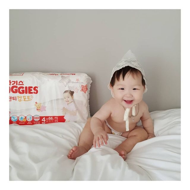 ʜʏᴜɴɪɪ_ʜʏᴜɴɪɪ 현이네집ෆ on Instagram: "#20191031#Thursday
⠀
9개월에 접어 들면서 이젠 소변도 한방에 몰아서 시원~하게 싸주시는 우리딸👧🏻
기고 잡고 서고 활동량이 어마어마한 우리 현이에게 딱 맞는 기저귀 발견😍
하기스에서 신제품이 나왔더라구요◡̈
하기스의 신기술인 #씬테크코어 가 적용되어서
얇고 통기성 좋고 활동성까지 딱 잡아주는 기저귀 #하기스매직컴포트
팬티형이지만 원터치매직테이프 덕분에 밴드형처럼 떼었다 붙였다까지 가능해서 외출했을 때는
바지 홀라당 벗기지 않고도 기저귀를 갈 수도 있고
이 부분 덕분에 꿀벅지 아가들도 허벅지 사이즈에 맞게 조절 가능하니
밴드형과 팬티형이 번갈아 필요하다 싶을 때는 고민을 덜어주네요
9.4kg인 현이에게 조금 넉넉하게 4단계를 주문했더니 살짝 크지만 원터치 매직테이프 밴드부분을 조절하니
허리는 부드럽게 조여주고 아래쪽은 넉넉하니 밤기저귀로도 잘 쓸 수 있을 듯❣
⠀
𖤐지금 하기스에서 대박 이벤트도 진행 중이에욥
단계별로 오픈되는 입덕코스1-4레벨 미션을 완료하면
1년간 지급되는 시크릿쿠폰과 추첨을 통한 특별 빅경품까지^^
레벨4는 참여만해도 맘큐 5000원 쿠폰을 100% 받을 수 있어요!
(미션은 기간이 지나도 1단계부터 참여 가능하니 이벤트 끝나기 전 4단계까지 참여해 보세요)
⠀
𖤐입덕 코스 이벤트 참여 기간 Level 4 – 신청일 19.10.22~11.03"