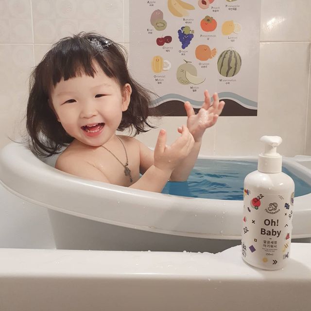 ʜʏᴜɴɪɪ_ʜʏᴜɴɪɪ 현이네집ෆ on Instagram: "#협찬#오베이비깔끔세정아기워시

조금만 자극받아도 빨갛게 올라오는 현이피부😭
향까지 인위적이지 않고
상큼하게 올라오는 과일향에
머리끝부터 발끝까지 촉촉하게 씻을수 있다니❣
요즘 스스로 하려는 자기주도성이 생기는 시기라
나현이가 나현이가를 입에 달고사는데
이제는 손에 짜주니 혼자 머리도 쓱쓱
곧있음 혼자서 쓱쓱 목욕하고 나오겠어?
헹굼까지 안심되니 목욕시간이 더더 즐거워질듯😊

✔전성분 EWG ALL 그린등급
✔세라마이드, 콜레스테롤, 유리지방산이 함유되어 보습효과ᴜᴘ⬆️
✔자연유래계면활성제 사용

아기워시문의 @b.recipe"