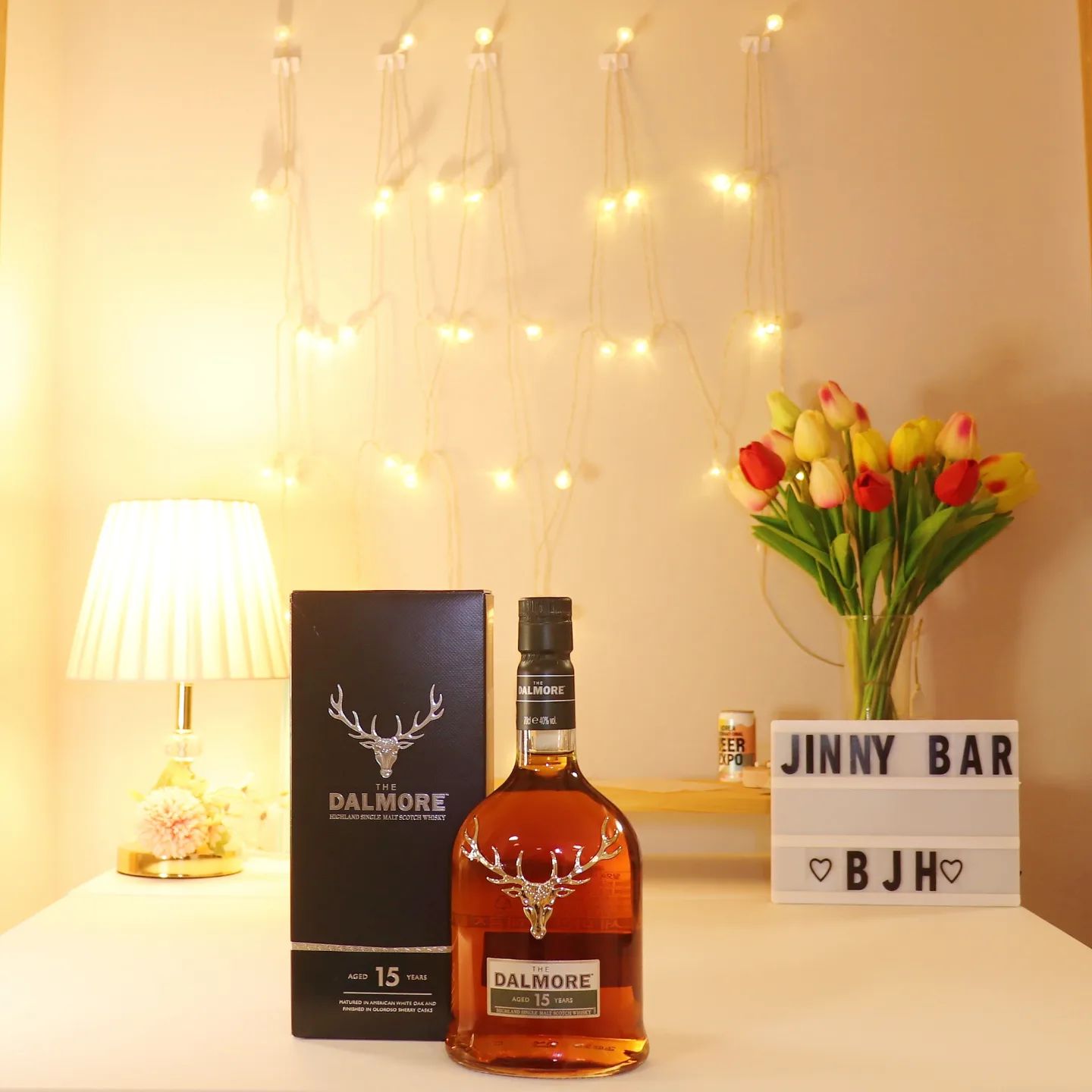 .
#지니바#지니홈바#jinnybar#jinnyhomebar
#달모어#달모어15년
#DALMORE#DALMORE15

간만에 집에 들여온 위스키
짝꿍이 사준대서 기다리다가 영영 못받을까봐 직접 나서서 데리고왔다

이전에 지인 집에서 달모어 12, 달모어 15, 발베니 12 마셔보곤
'아 달모어 15는 사야된다. 집에 데려와야 한다!' 생각했던 터라
너무 가지고싶었던 위스키였다

언제 깔수있을지는 모르겠지만........
일단 집에 있어서 마음이 배부르다😁

달리에서 주문하고 whale_beer_pyeongchon 에서 픽업해왔다
픽업하러 갔더니 사장님이 선물하시는거냐구.....
제꺼에요...😆😆

회사 근처길래 픽업장소로 정해서 처음 다녀왔는데
주차만 주변에 잘 한다면 위스키 구경하기도 맥주 구경하기도 아주 좋은 곳이었다

.
.
.
.
#칵테일#위스키#맥주#혼술#홈술#혼텐딩#홈텐딩#홈바#홈술스타그램#같이마셔요
#위스키#Whisky#whiskey#싱글몰트#Dalmorewhiskey