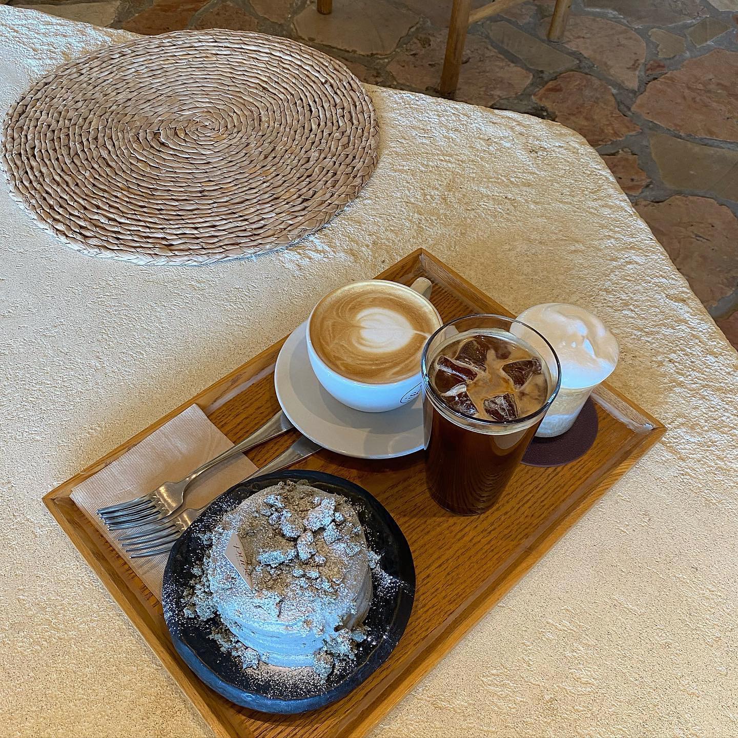 ☕️🪨
.
#카페 #제주도 #호텔샌드 #🏜️
