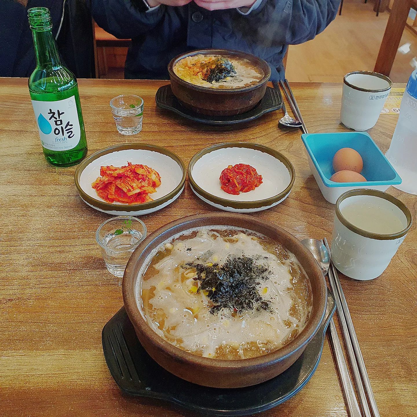 #콩나물국밥맛집 #완정역콩나물국밥 #완정맛집
#완정역맛집 #완정국밥 #완정역혼술

#24시전주콩나물국밥 
뜨끈뜨끈 반주하기 좋은 갓성비 국밥집

#콩나물국밥 4,900원
#김치콩나물국밥 5,900원

일단 육수자체가 맑고 시원한 베이스라 콩나물과 잘 어우러진다😆

김치 들어간 국밥은 오징어가 더 푸짐하게 들어 있어서 씹는맛도 선사해주니 천원추가해 한번씩 먹는것도 좋을거 같다!

그래도 나는 기본 국밥에 계란풀고 오징어젓갈 올려먹는게 너무 좋다👏👏👏

#만두 3,500원 (7알)

속 꽉차고 아주 맛있는 만두는 아니지만 고기맛 충분히 느껴지는 추가안주로 손색이 없는 만두다!

☝🏻이집은 특별한 맛이 있다기 보다 기본에 충실한 시원하고 깔끔한 맛이라 해장이나 반주하기 좋은거 같다! 혼밥으로도 좋을지도😎

이날은 퇴근 후 나와 같은 인천러인 회사 동생과 반주였는데 완벽했다ㅋㅋㅋ 

아주 착한 가격에 가볍게 먹기 좋아 집앞에 있으면 못해도 주1번씩은 방문할거 같은 곳이었다😁👍

#선팔 #맞팔 #맛집 #맛집탕방 #좋반 #먹스타그램 #좋아요반사 #맛집소개 #찐맛집 #먹팔환영 #먹팔 #먹팔맞팔 #먹부림 #서울 #인천 #소통 #홈쿡 #술스타그램 #홈쿡스타그램 #쿡스타그램