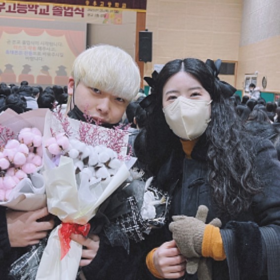 막둥이가 고딩이 된 것도 어끄제같은데 고딩생활도 졸업하다니 ᵒ̴̶̷̥́ ·̫ ᵒ̴̶̷̣̥̀
머리가 하얗고 양아치상이지만ㅠㅠ 여자들한테 인기많으면서 매년 솔크를 보내는 애지만 ㅠㅠ세상에서 제일 착하고 인성바르고 긍정적이고 밝고 너무 멋진아이 세상에서 제일 완벽한 생명체 (입만안열면 ㅠㅠ) 축하하고 사랑해 막둥~~~~~~~~