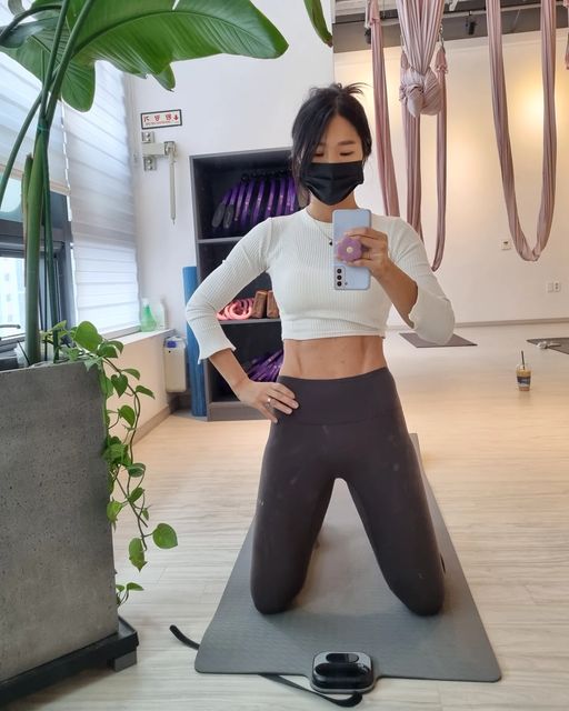 메이💕(MAY) on Instagram: "<#요가매트랑>
⏰️플라잉요가 50분

2023.1.5.목

메잇님들💖벌써 목요팅입니다~ㅎ신나게 매트 안고 요가원 다녀왔어요~

🔸️요가.홈트 하시는 잇님들. ..운동복에 이어 매트욕심 안생기시나요?ㅎ

🔹️요가원에 저의 개인 매트는 가져다 놓았고 사실 홈트에 매트 없이 어린이들꺼 깔고 운동하거나 없이 했는데 매트 협찬 받게 되어서 집에 꼭 모실 매트인데요.

🔆내 의지로 운동하기 힘드신 분들. 꼭 헬스장. 요가원 등 어딘가 가셔야 하는 분들은 혼자 하면 카운트도 안되고 힘들면 스탑하게 되잖아요~~

⏰️⏰️⏰️⏰️타이머 기능이 있어요! 
시간도 조절 되고 알람까지 맞춰져서 저처럼 혼자 운동 힘들고 의지의 기합과 카운팅 들어야 잘 되시는 분께 큰 효과가 있을 것 같아요~

인스타나 유튜브 수업 따라할 때도 핸드폰 거치대가 있으니 너무 편해요. 👍
아이디어 굿! (폰거치대..타이머. 서랍에서 꺼내지 않아도 됩니다.)

🔹️오운쉼이 되는 날 집에서도 가볍게라도 홈트하면서 꾸준함 지켜 보아요~~

운동합시다❤️

_____________________________________
🎁멜리언스 3in 1타이머 요가매트 감사합니다.

#협찬 ×@meliens.official

✔️휴대폰 거치 기능. 타이머 기능
✔️TPE 2중구조 논슬립으로 땀에 우수해
✔️스트랩 일체형으로 들고 다니기 편해요
.
.
#광고#멜리언스#타이머#요가매트#요가매트#홈트 #운동하는엄마 #요가하는엄마 #플라잉요가 #운동맞팔 #운동소통 #레깅스 #운동용품 #유지어터 #눈바디기록 #헬스초보 #운동스타그램 #운동계정 #주5일운동"