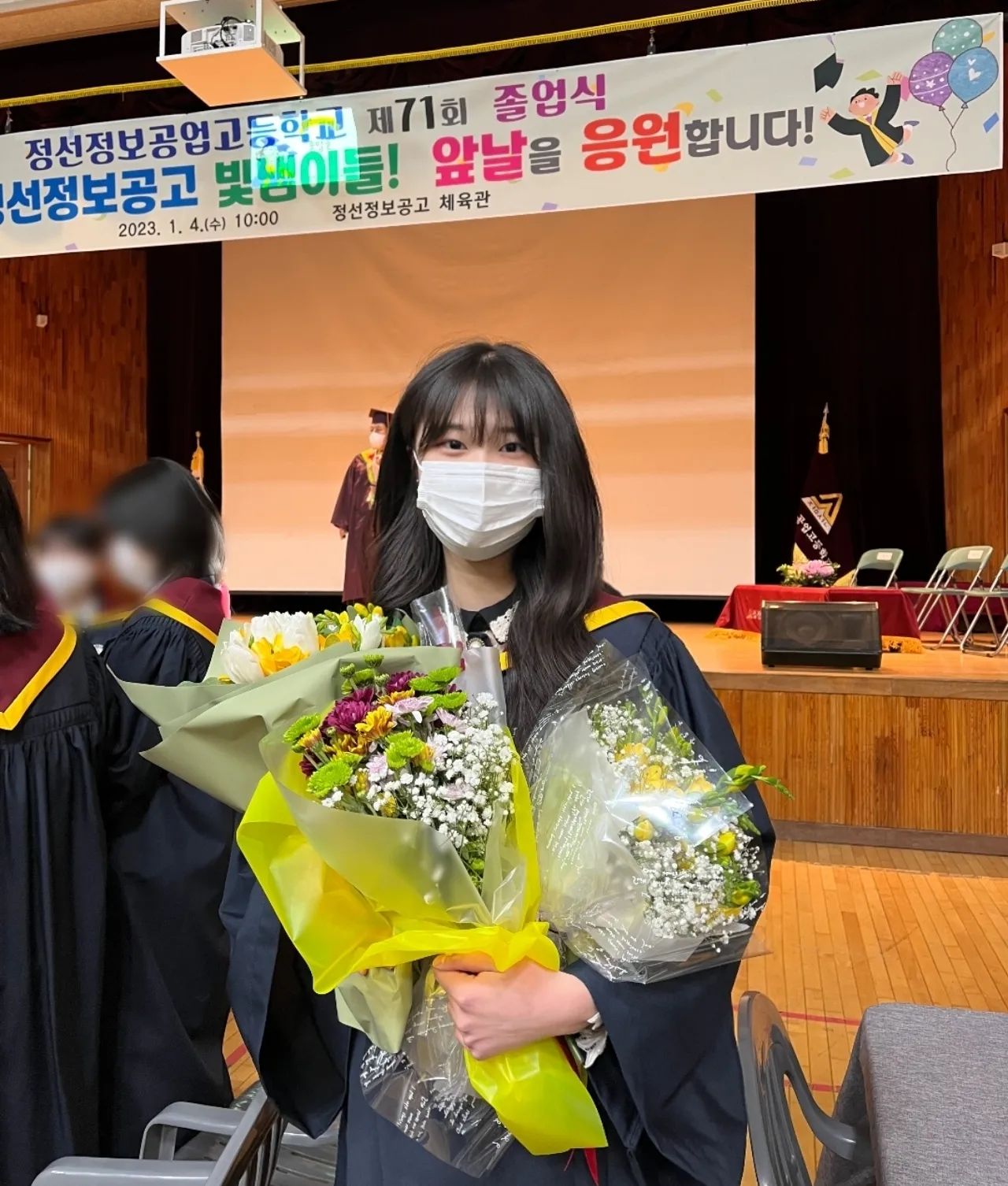 🎓