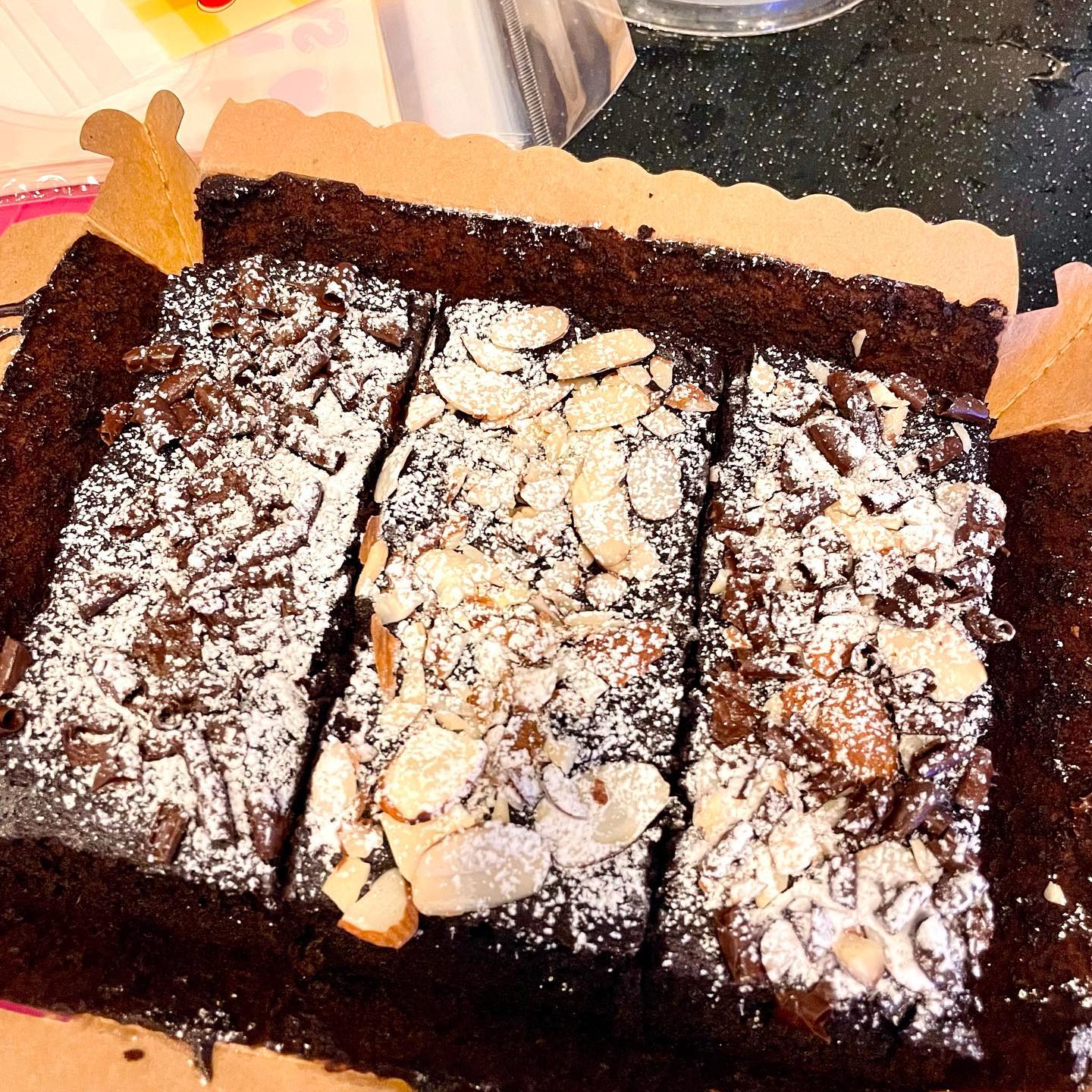 #23 #daily 
Brownie ლ(=ↀωↀ=)ლ.
.
#브라우니 #송탄카페 #송탄노크 #카페 #힐링 #와플 #맞팔 #소통 #cafe #brownie #f4f #l4l #송탄맛집