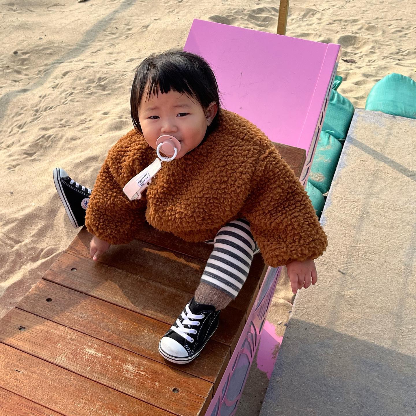 #호기심많은민유
올라가고 만져보고 맛보고(?)

나비처럼 훨훨 날아🦋