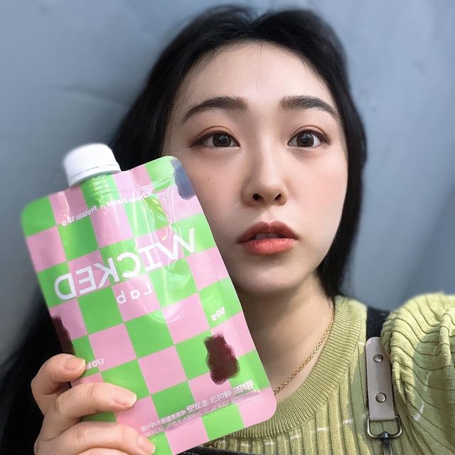 원주 연계소문 (#깜미) on Instagram: "#제품제공 

영롱하게 빛나는 색감 한번 보고~  가시와요✨이게 뭘까요?

몸이 가벼워지는 그 날까지
놓을 수 없는 한..가..지..
다들 아실거예요오🫧

이동할때 간편하게 먹을 수 없을까
있지요 #위키드랩 단백질 쉐이크💙

가방에  위키드랩 파우치 하나와 물만 있으면 끝🌬 너무 간편하죠? 우유 넣어먹으면 더 맛있지요!

아침 공복에 먹어주면 밥 생각이 안나서 가볍게 하루를 보내고 싶을때
챙겨~먹는답니다🤍 

제가 좋아하는 찐찐찐 쪼꼬맛이라
위키드랩 쉐이크에 진심이 되었어요

시리얼과 초코볼이 아그작아그작 씹히니 재미까지 볼 수 있죠! 질리지 않아요!단백질 가루만 있는 타입은 입이 즐겁지 않거든요🥲

다이어트~중에도 씹는 욕구를 만족시켜줘야..하기에 무조건 저는
단백질 쉐이크는 칩이나 볼이 꼭 
존재하는걸 찾게 되네요👀🤍
씹으면 포만감까지 두배로 🫶🏻

글구 다이어트중에는 단걸 찾게 되잖아요?그래서 군것질 대신 건강한 단맛을 챙겨먹으니🫣군것질 생각 뚝

우리 다이어트~중에도
맛 영양 둘 다 포기하지!!말자구요!!

우린 소중하니깐요 !😎
다이어트 성공해서 돌아오겠습니다

#위키드랩 #단백질 #단백질쉐이크 #다이어트 #관리 #몸매 #다이어트식단 #관리하는여자 #평생 #숙제 #공복 #간편식 #쉐이크 #초코 #간식 #대용"