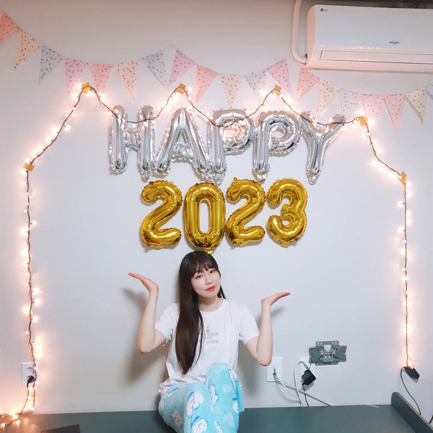 🎊Happy 2️⃣0️⃣2️⃣3️⃣🌟
나의 2022년은 이번에도 가득했다.
동아리 2개, 인턴십을 했고 친구들도 많이 만났다.
무엇보다 항상 꿈꿔오던 유럽 여행을 갔다.🌍 외국 친구들도 많이 만났고 정말 너무 행복했던 마지막 한 달이었다❤
많은 경험을 했고, 고민도 많이 생겼지만, 2023년도 가득차게 보내보려고 한다.
무엇보다도 내 곁에 있는 모든 친구들 가족들 정말 사랑합니다💗
(유럽 여행 포스트 올려야 되는데🥲)

2022 was also satisfying. 2 Programming club, Internship. Above all, I went Europe Traveling🌍. met my many foreigner friends, was really happy one month❤️
Will make my 2023 also super awesome.
Love you all of my friends, family💗

#2023 #party