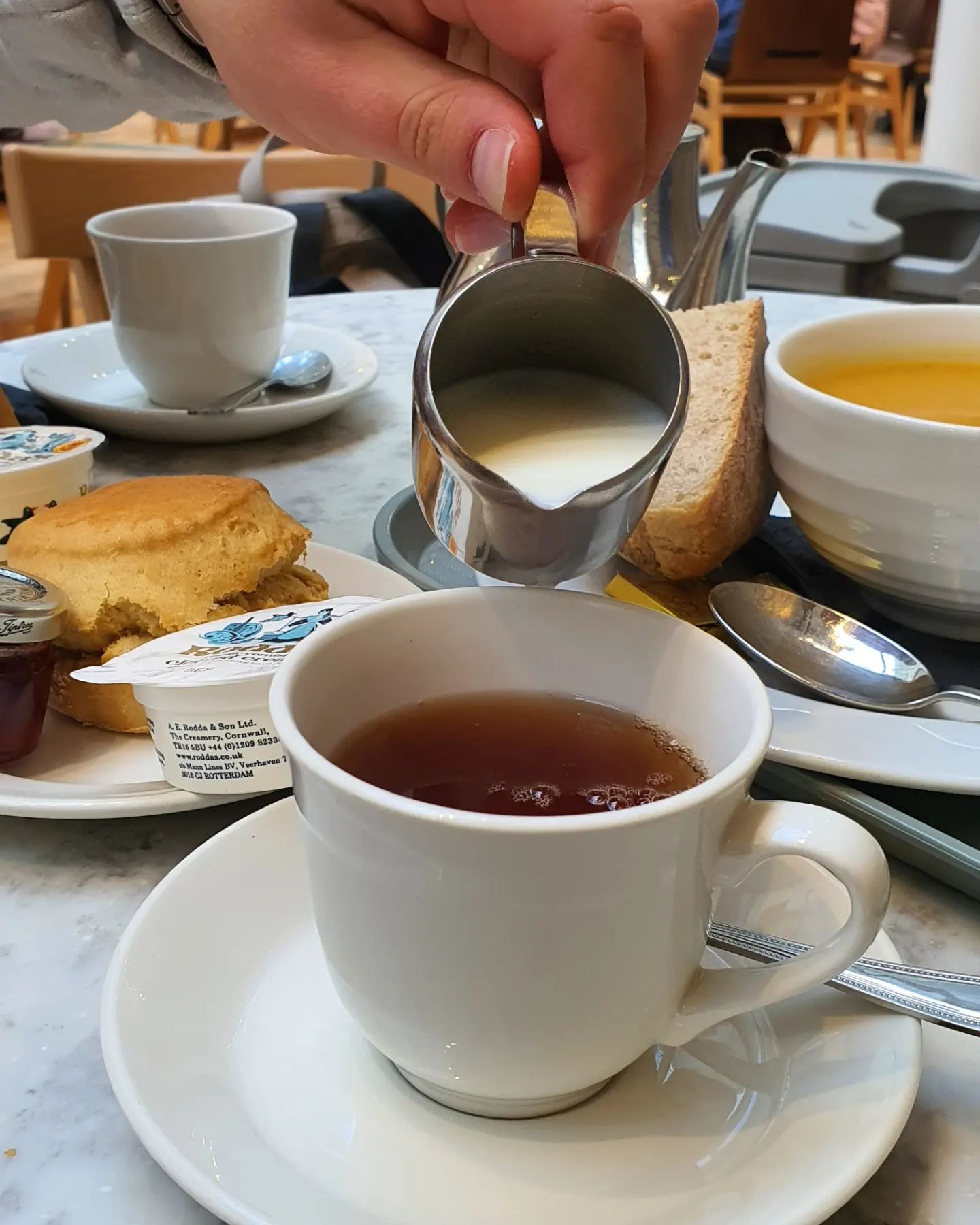카페 기록📝

📍솔즈베리 대성당 

대성당 안에 있는 카페에서 크림티 한잔☕️
저렴한 가격으로 티와 스콘을 먹을 수 있어서
에프터눈 티로 딱 좋았다☺️

대성당을 바라보며 마실 수 있어서
너무너무 좋았던 시간❣️

#카페기록 #에프터눈티카페 #영국카페 #솔즈베리대성당 #크림티세트 #카페그램☕️ 
#스콘카페 #sailsbury #sailsburycathedral