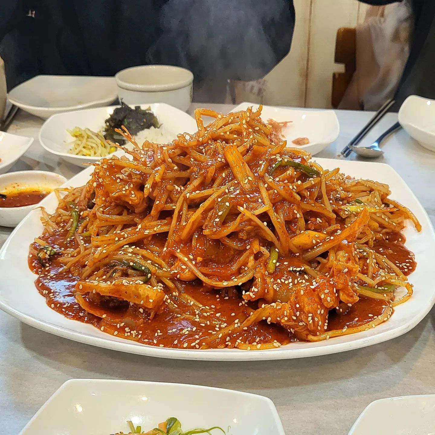 2023년 첫 게시물은 뭘로 올리면 좋을까, 고민하다가 제일 좋아하는 음식으로 결정!

제 본가인 통영에 위치한 작은 아구찜 집이랍니다.

부산친구들과 통영여행 중 들렀는데 모두들 맛있다며 사장님을 납치하고 싶다고 했을 정도.. ❤️

아구찜 좋아하는 제가 인정한 찐 맛집입니다. 🔥

( 부산에 4대*왕 맛집 소개 된 곳 다 가봐도 여기만한 곳이 없어요.)

파전도 정말 맛있구 통영에만 파는 지역 동동주가 걸쭉하니 맛있어요.

📍 거금도
📍 경남 통영시 봉수로 69-1

아구찜 대 40,000원
파전 7,000원
동동주 6,000원

#내돈내산 #통영맛집 #통영 #통영여행 #통영아구찜 #아구찜 #통영거금도아구찜