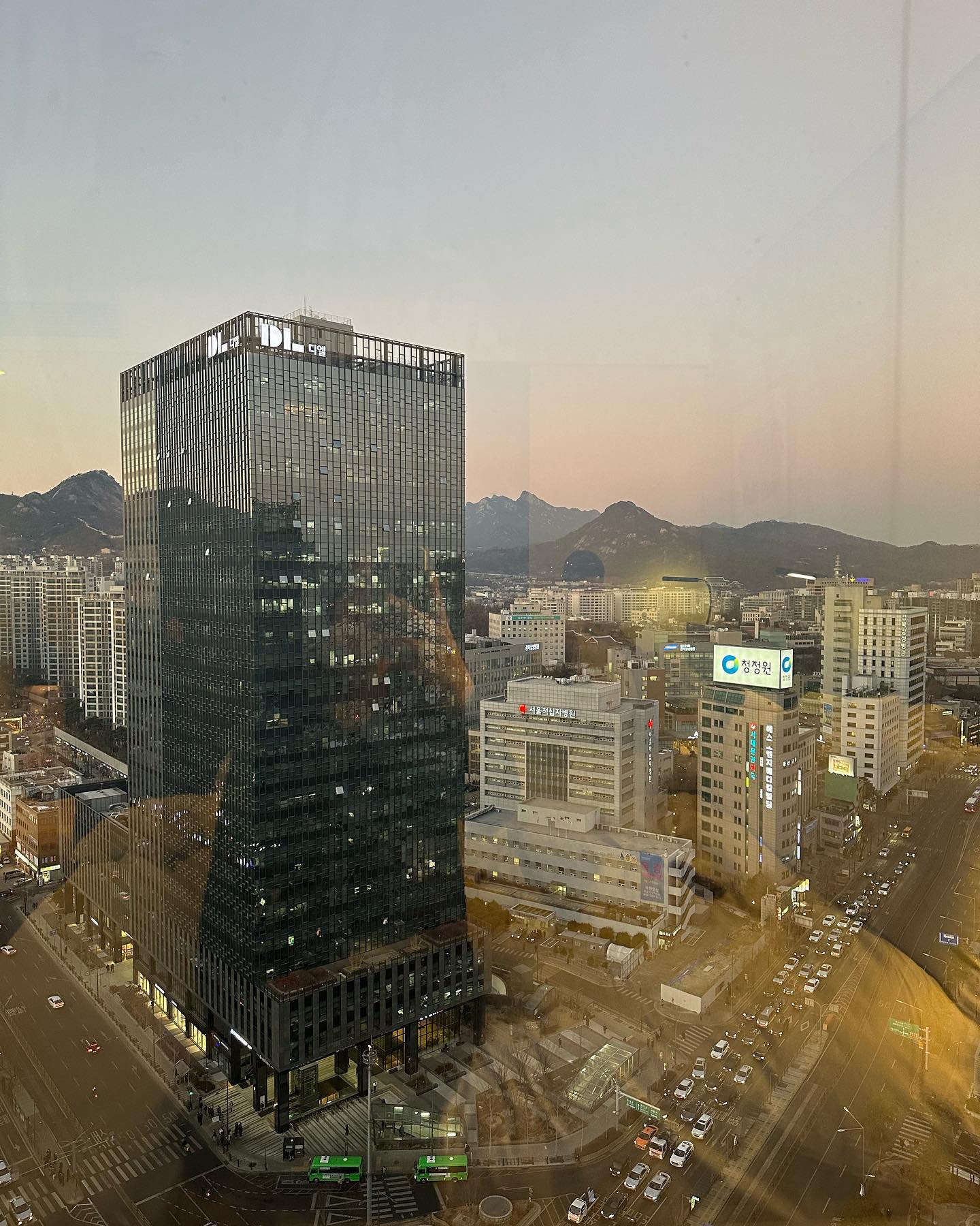 #우주피드 

서울은 크고 넓고 사람도 많고 차도 많다.

1년 반만에 서울 나들이
작년 분당 갔을때랑 확실히 다름…
저녁에 백화점 한 번 가보자 말하고 싶었지만
일에 쪄들어서 잘 시간도 부족한 오빠가 오는 내내 운전을 했으니
내 사리사욕은 2년뒤에…… 채우기로 했다

#오빠 #난이미생각해뒀어 #2년뒤엔 #그아일데려올거야 #고맙고#사랑하고#미안합니다

미세먼지는 여기가 더 많다
서울 깨깟함 아주 깨깟함
하루 더 있다 올랬는데
그래도 집이 편하다 ❤️