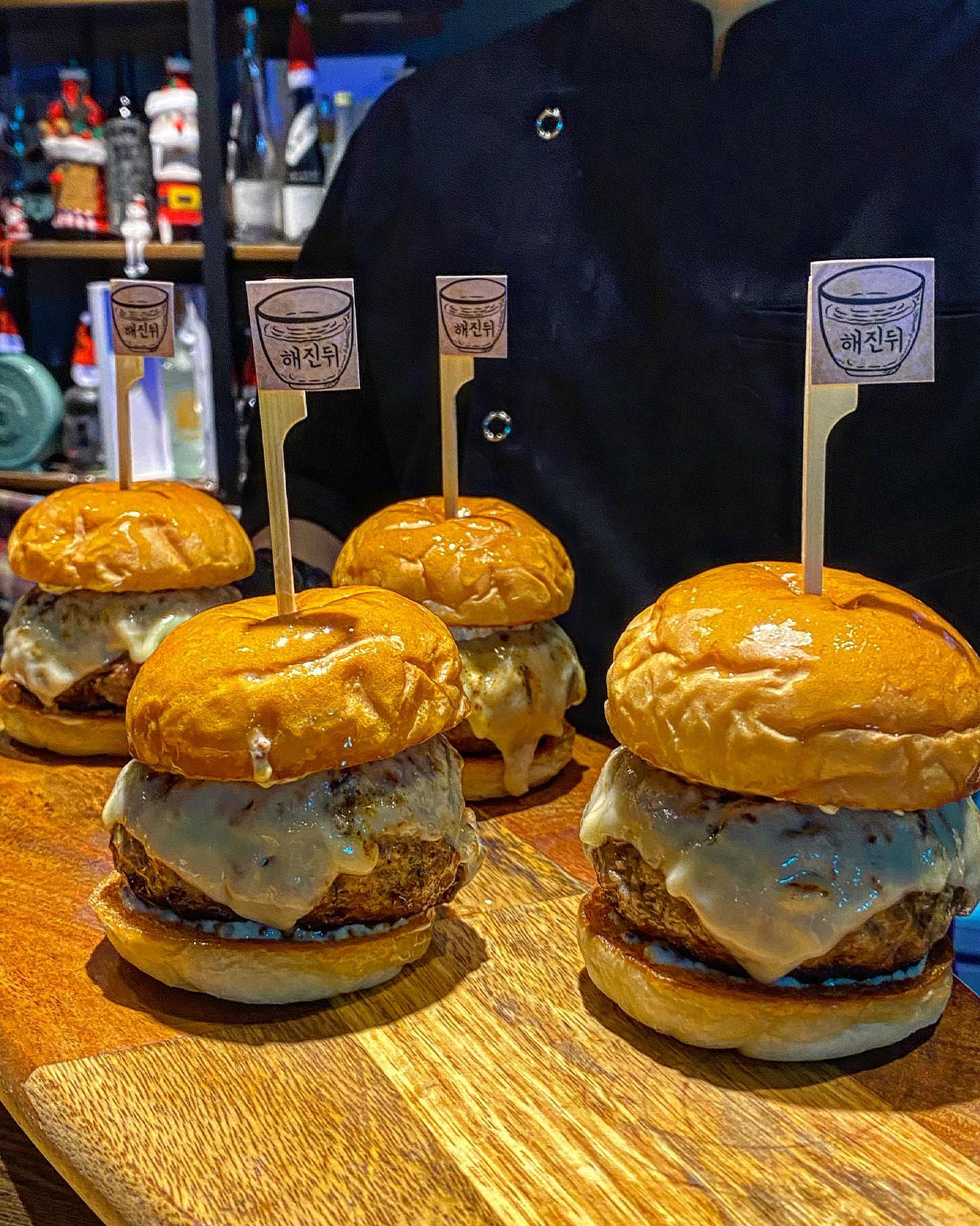 #해진뒤 #망원맛집
⠀
2022 마무리 해진뒤에서 한 썰푼다.
리뉴얼 이후 더욱 가기 힘들어진 해진뒤 🥺
운 좋게 예약 성공해서 호다닥 다녀왔답니댜 !!!
입맛 확 돋우는 깔꼼한 전채요리부터
닭전, 해물잡채 등 퓨전음식까지 넘 완벽했어요(*'▽'*)
시그니처 메뉴인 한돈떡갈비버거는 말해 뭐해....
진짜 육즙도 미쳤는데, 떡이 들어있어서 식감까지 대박이에요
불고기랑 버섯 듬뿍 들어간 솥밥과 미역국도
정말 든든하고 맛있더라구요🤍
고구마 덕후인 저는 디저트까지 흡입해버렸어요,,ㅠ
정말 몇번을 가도 갓벽한 해진뒤 🌚🌝
분기별로 메뉴가 바뀐다는데 이번 시즌도 꼭 가고말겠읍니다.
2023 새해 복 많이 받으시고, 좋은 일만 가득하세요♥️
⠀
🐷 망원동 해진뒤 🐷
⠀
#해니_망원