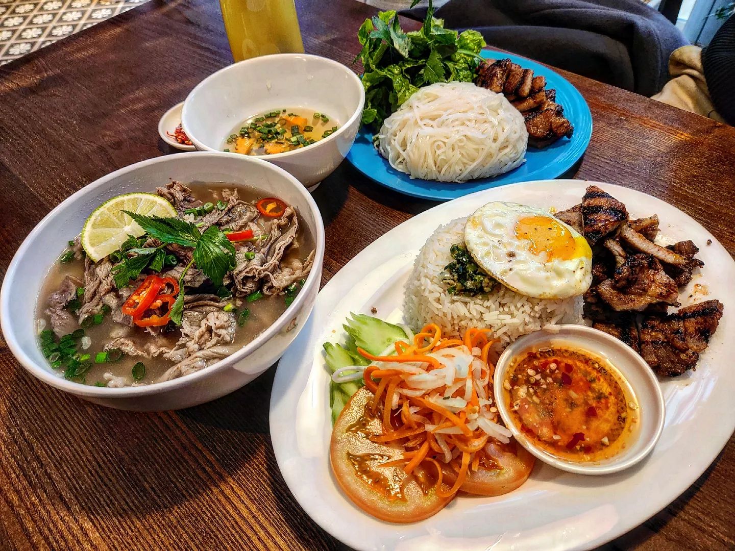 #협찬 일산에서 맛보는 베트남 현지의 맛
분위기 완전 베트남🇻🇳 여행온줄..
(협찬이지만 찐단골각,,)
신용산역에 핫플로 유명한 #굿손 일산라페스타에도 생김!!!

⭐️⭐️⭐️찐 인생 껌승 맛집‼️
제발먹어봐여 굿손에서 껌승 꼭 시켜드세요 젭발요

✔️껌승: 베트남식 돼지갈비인데, 쟈스민 라이스에 느억맘 소스 찍어서 채소랑 같이 먹으면 진심 밥도둑😍 처음 먹어보고, 고기 냄새에 완전 예민한데 베트남 최애음식 등극ㅠㅠ💕

📍메뉴: 쌀국수(12,000원) 껌승(13,000원) 분짜(12,000원)

가격에 양까지 혜자스러운데, 채소들 신선도 고기 맛까지 하나 빠지는 것 없이 넘 만족스러웠던 곳이라 협찬이지만 찐 재방문의사 100%‼️

- 베트남 현지의 분위기 식기, 색조합,  인테리어, 메뉴판으로 한국에서 베트남 여행온 느낌이고, 가게 완전 청결

#굿손일산라페스타 
🚘 건물주차 편리(2시간 무료)

#일산라페스타맛집 #일산쌀국수 #라페스타쌀국수 #라페스타맛집추천 #장항동맛집추천 #정발산역맛집추천 #주엽역맛집 #베트남음식맛집 #베트남음식전문점 #베트남쌀국수맛집 #껌승 #분짜맛집 #반미맛집 #굿손 #goodson #굿손라페스타점