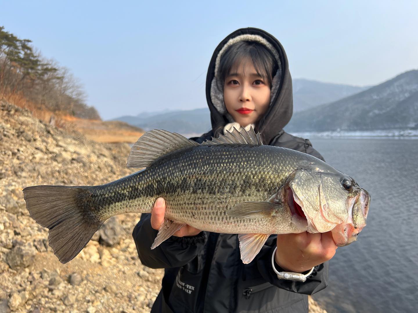 -

새해 첫 배쓰~~🐟😶‍🌫️

#배스 #루어 #배스낚시 #루어낚시 #민물낚시 #빅원 
#낚시하는여자 #앵글러 
#취미 #일상 #소통 #좋아요 #팔로우 
#バス #バス釣り #ルアー 
#bass #bassangler #bassfishing 
#angler #lure #lurefishing #bigone #fishing