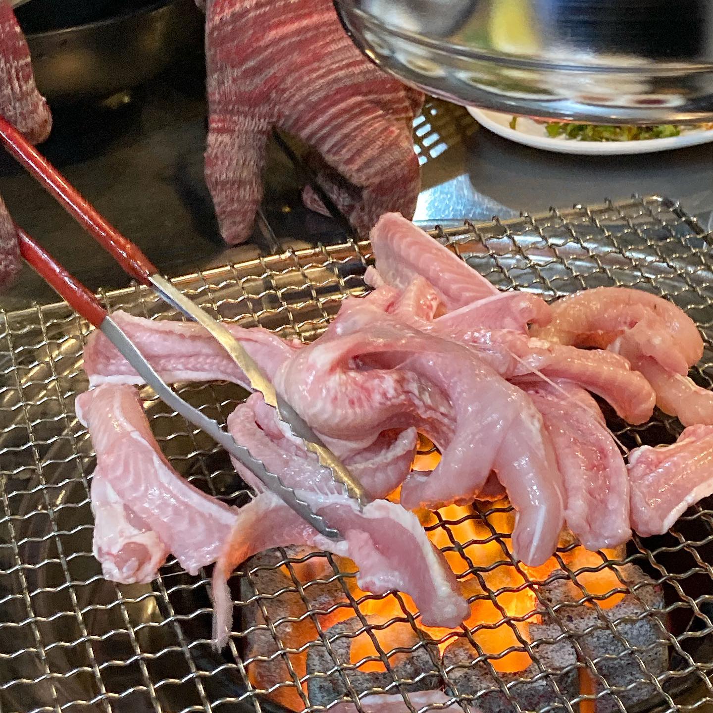 출근하자마자 술 생각 나서 올리는 ,, 이런 맛집은 꼭 우리동네에 없더라 다시 한번 깨닫게 되는 곳. 화력 좋은 숯에 산 꼼장어를 올려주는데 슬픈 나머지 입에서 눈물 줄줄 ㅠ 어릴때 서울에서 엄마랑 먹었던 꼼장어 맛을 아직도 기억하고 그 후로 만족한 곳이 없었는데 냄새도 안나고 쓴맛도 안나고 싱싱 존맛 그 자체. 잘 구워진 표면은 약간 반건조 오징어를 노릇하게 구운듯한 불맛이 나서 넘 고소하고 맛있음 ㅠ 걍 소주 도둑 ,, 꼼장어 싫어하는 사람도 먹게만드니 두둑한 지갑만 챙겨 가시길
.
.
.
.
#달려라꼼아지매
#연제동맛집
#꼼장어
.
#도덕의맛따라멋따라_광주