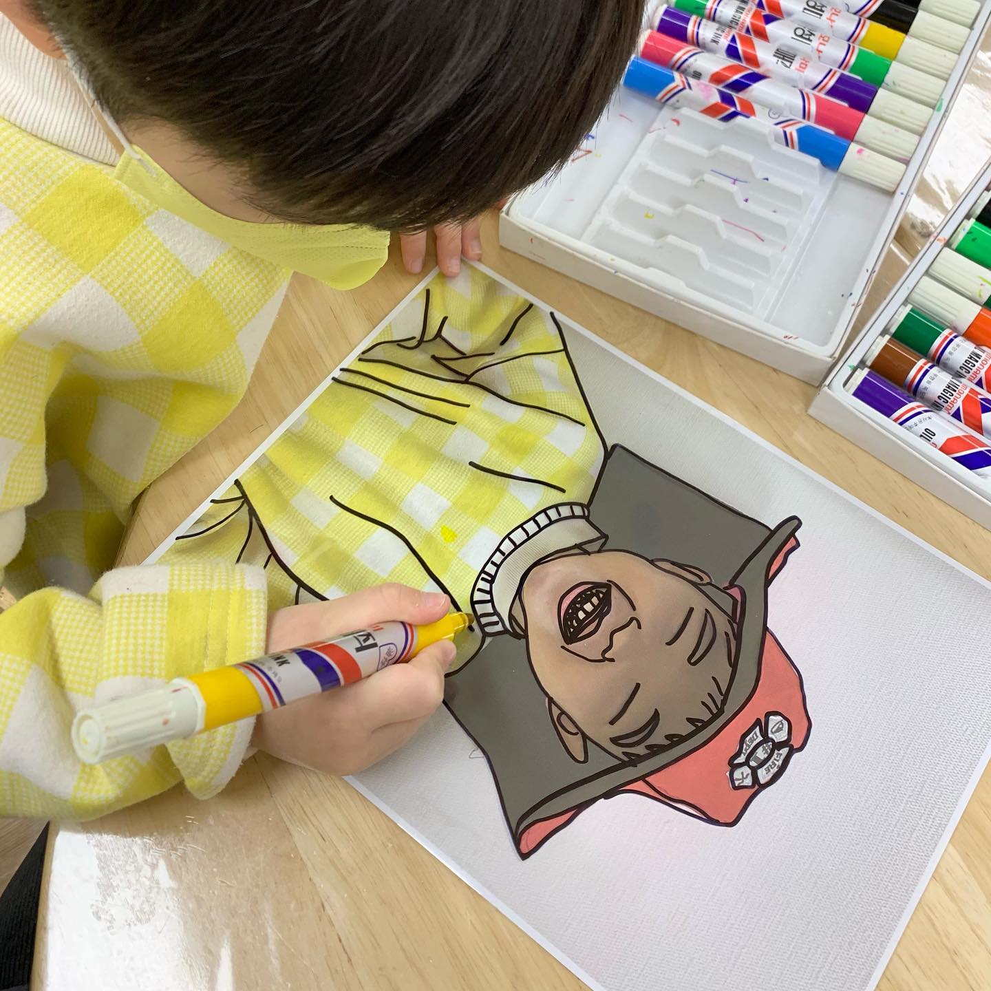명화 작품 재구성 활동👨🏻‍🎨

홍티는 하루하루 바쁘게 
명화 작품 재구성 활동을 하고 있어요

홍티가 파랑이들과 준비한 작품 수는 모두 8개의 작품
블로그나 인스타에 계속 업로드 할 예정이니 많은 관심 부탁드려요😇

이번 명화재구성 작품은 
파블로 피카소의 모자 쓴 여인입니다👒

교실에 있는 역할극 모자를 쓰고
사진을 찍은 후 OHP필름지를 덧대어
매직으로 따라그려 완성했어요🧑🏼‍🚒

자세한 설명은 블로그에 업로드 했으니
궁금하시면 방문하셔서 활동준비에 참고해주세요🙌🏻

#놀이기록 #놀이중심교육과정 #홍티놀이 #명화재구성 #작품전시회