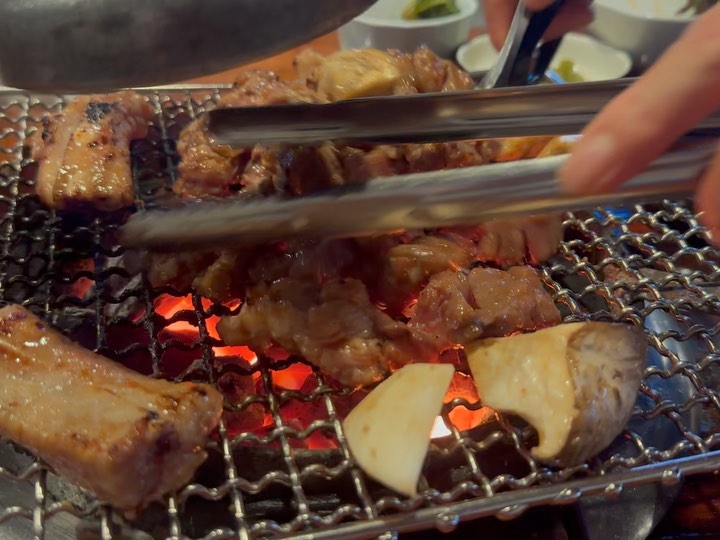 내입맛 기준, 돼지갈비 1등은 봉피양
고기 반쯤 먹을때쯤 평냉시켜서 냉면육수 드링킹하면 완성😋
.
.
.
#봉피양본점#돼지갈비맛집#봉피양평양냉면
#맛도있드라#도장쾅