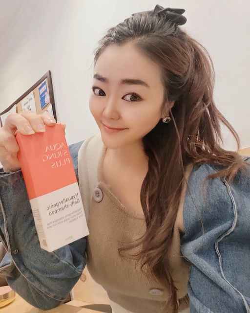 임윤혜 on Instagram: "#협찬#아쿠아큐링#아쿠아에스링#아쿠아에스링플러스#약산성샴푸#두피샴푸#두피수분샴푸#수분샴푸#샴푸추천#미용실샴푸#정수리냄새샴푸 🫙
@aquaqring_official 
ㆍ
ㆍ
pH 5.0 약산성샴푸 🫙🚿
⚜️아쿠아퓨링의 아쿠아 에스링 플러스 두피 수분샴푸입니다 :) 😀 
이 제품의 특장점은 ___ 
미세하고 풍부한 거품으로 자극없는 두피클렌징이 가능하고, 10가지 식물추출물 함유로 🍃 
민감성 두피진정 및 수분보습이 가능한 
제품이라는 점입니다. ^^ 
민감한 두피에 사용하면 좋을 것 같았던 제품이었구요, 
자세한 제품확인은 
http://s.godo.kr/1dc65 👈 클릭 :) 😀 
감사합니다 💕 
ㆍ
ㆍ
#광고 🫙"