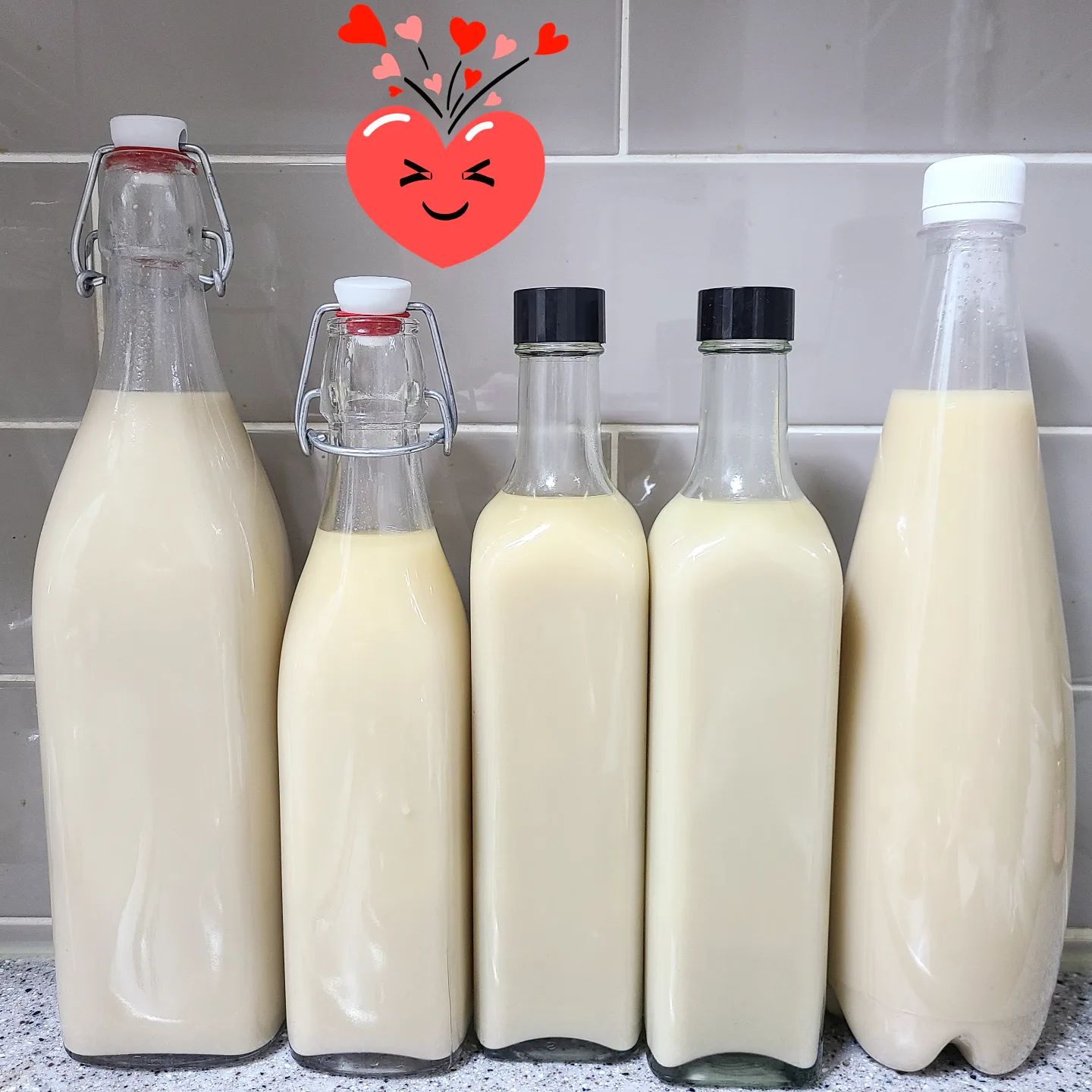 첫 막걸리 만들기 
설명대로  만들어 봤는데 알콜도수를  모르겠어요. 

비싼 딸기막걸리인데 색이 🤣
그래도 딸기향과 맛이 살짝 납니다.

금주중이어서  선물로 다 보내고 
전 커피 마셔요
(\_(\
(„• ֊ •„)
O☕️O
#첫막걸리 #딸기막걸리🍓#우리집양조장 #막걸리만들기도전 #취미생활공유