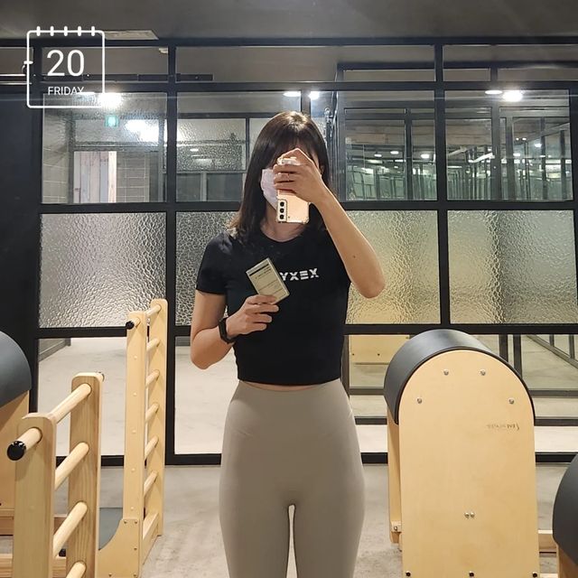 시루(siru)떡 | 직장인다이어터 | 현실식단 on Instagram: "#협찬
23.01.20 금
#오운완

필라테스_50분 리포머, 캐포머
만보_9307보

설연휴 시작 전😍
연휴동안 맘편히 치팅하려 운동완료!! 수요일에 불태운 앞벅지에 근육통이 가시기도 전에 또 하체를 태웠어요😆

한해 지나고 이너뷰티에 더 관심이 가는 요즘!! 챙겨먹고 있던 여에스더 글루타치온 다이렉트가 업그레이드 되었다고 신제품을 보내주셨어요!!!💛💛

순수 글루타치온을 입천장 점막으로 섭취하는 방식이라 빠른흡수가 특징이에요👍 용량이 3배 늘어난 여에스더 글루타치온 다이렉트 3x🟨

휴대하기도 편해서 들고다니다 필요할때 섭취하기에도 굿굿😝

설연휴가 시작되었어요
즐거운 명절 보내시길 바래요🙇‍♀️🙇‍♂️🙇

#여에스더글루타치온 #글루타치온필름 #원조글루타치온필름 #글루타치온다이렉트"