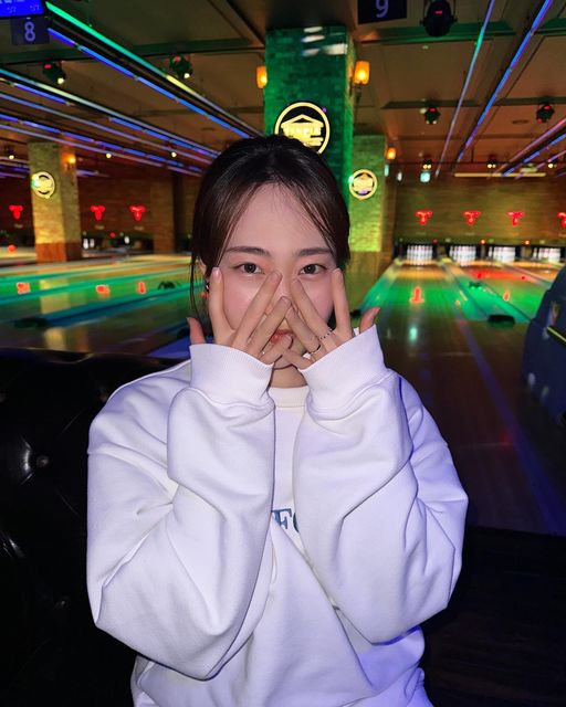 🦉 on Instagram: "#광고 #협찬 #템플스트라이크
볼린이지만 괜찮아😘 잘 못쳐도 걍 노는거죵!
일단 분위기가 너무 좋아서 들어가자마자 바로 신나버리고 그냥 아무렇게나 막 치다보니 스트라이ㅋㅡㅋ 갹 짜릿행

술이랑 음료 종류도 많고 스낵도 함께 즐길수 있어서 좋아용🍹
그리고 조명이 알록달록 계속 바껴서 볼링치는 중간중간 사진 엄청 찍었어여🤳 (힙한 사진 건질수 있음😎)
예전에 여기 썸바디2 데이트 장소로도 나왔다고 하는데 진짜 색다른 데이트 하기 딱 좋은 곳입니당 짱추천ㅎㅎ
친구들이랑 여러명이 함께 놀러가도 너무 재밌을듯.. 💞
볼링치러 갈사람 여기여기 붙어라👍

#강남역락볼링장 #강남역볼링장 #강남역놀거리 #강남역데이트 #강남역핫플 #서울실내데이트 #이색데이트추천"