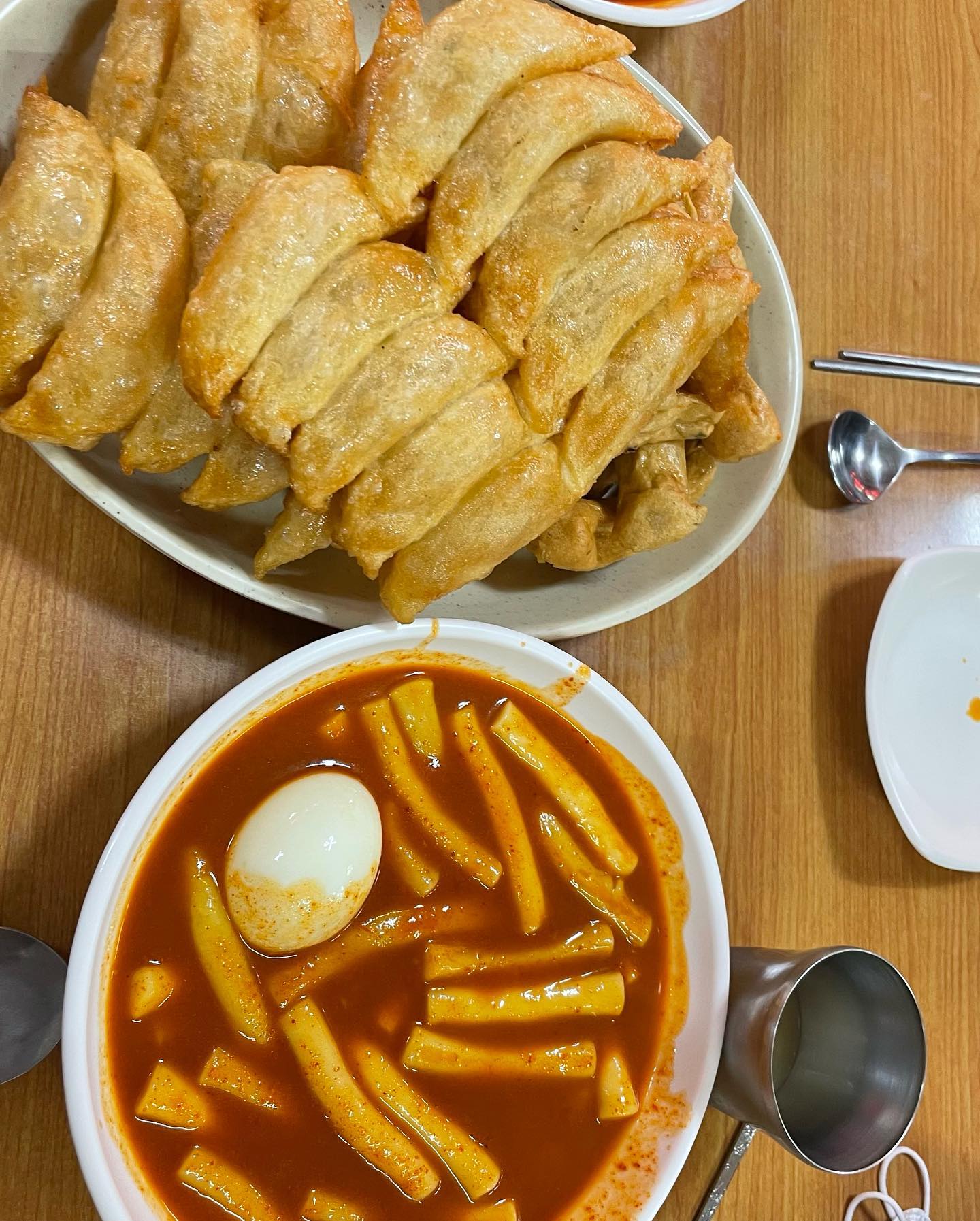 🐥대구_ #신전궁전떡볶이 

작년 여름쯤에 다녀왔던 신전궁전떡볶이!! 대구를 처음 다녀왔을때 먹어봤는데 매번 갈때마다 사람도 많고 맛있더라구요! 떡볶이 좋아하시는분 완젼 추천!(ว˙∇˙)ง

저희는 떡볶이, 계란추가, 만두 어묵튀김 추가해서 주문했답니다! 물론 쿨피스 필수!! 남자친구가 대구사람이다보니 다녀왔던 떡볶이집인데 처음 다녀왔을때 진짜 반해가지고 떡볶이 먹으러 대구 내려가고싶다고 했었답니다(◍ᐡ₃ᐡ◍) 많이 맵지도 않으면서 우리가 알던 신전떡볶이 맛! 튀김도 사람이 많아서 그런지 바로 바로 튀겨주셔서 바삭하면서 따뜻하면서 국물이랑 너무 잘어울려요! 튀김 완전 필수!! 쿨피스는 주문후 냉장고에서 꺼내가면 되는데 맛을 선택 가능해서 너무 좋더라구요! 가끔 떡볶이 배달하면 안좋아하는 맛이 와서 아쉬울때가 많은데! 자두맛 최고!\( ˙▿˙ )/

가성비 좋고 맛도 있는 신전궁중떡볶이!! 내려갈때마다 먹고싶은 떡볶이로 저한테는 기억남아있는데요! 떡볶이 좋아하시는분 완전 추천드려요!!

🥘떡볶이 1인분 : 1500원(1월 1일 이후 인상)
🥟만두 : 2000원
🍢오뎅 : 1500원
🥚계란 2개 : 1000원

📌대구 수성구 국채보상로162길 72
📌수-월 : 11:00 ~ 21:00(매주 화요일 정기 휴무)