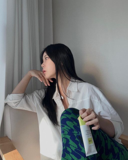 마이주뷰뷰 on Instagram: "#광고
제가 비건뷰티에 관심 많은거 아시죵?🌿
요즘 관심있게 보고 있는 “어나더스케줄“ 브랜드의 비건선크림을
사용해봤는데 가볍고 촉촉하게 발리면서 흡수되는점이 너무 좋았어요!
운동하면서 흘리는 땀때문에 번들거리는 피부가 신경쓰여서
최대한 가벼운 제품의 선크림을 선호하는 편인데
이 제품은 끈적임없이 발리고 보습과 진정까지 케어가 되서
자주 손이 가더라구요:)🥰
메이크업 위에 수시로 발라도 밀리지 않고 부드럽게 발려서
항상 가방에 필수템으로 넣고 다니는 제품이에요🙌🏻
.
.
.
#어나더스케줄 #클린뷰티 #비건선크림 #고리선크림
#수분선크림#선크림추천#진정선크림#선크림필수#데일리
#스킨케어#뷰스타그램#instagood#suncream#skincare#natural#vegan"