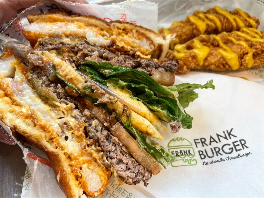 오늘도 나는 🍔
프랭크버거 비프&쉬림프버거
신메뉴 3종 다먹어봤는데 이게 제일 내 스타일💕
탱글탱글한 새우가 통채로 들어간패티랑 비프패티의 육향이 내 취향저격!!🙈
원래도 쉬림프소스를 좋아해서 그런가 쉬림프패티에 비프패티에 토마토에 내가 좋아하는거 한가득이라서 너무 맛있었다. 
새우튀김의 기름과 비프가 어울러져 맛의 무게를 더해주고 쉬림프 소스가 짭조름하니 입맛을 돋궈준다음에 신선한 야채들이 입안을 상쾌하게해준다!!
내 원픽은 너얌😘
탱탱한 새우가 들어간 새우패티와 비프 패티의 육향이 절묘하게 조화를 이룬 프리미엄 더블버거라더니 역시 프리미엄 답네🫶🏻
신메뉴리뷰 완료✌🏻✌🏻
.
.
#협찬 #프랭크버거 #프랭크버거얼리먹답터 #비프앤쉬림프버거 #치킨버거 #베이컨해쉬버거 #프랭크버거신메뉴 #프랭크버거파주교하점 #버거다운버거 #순소고기100수제버거 #수제버거 #착한가격3900원 #수제버거맛집 #교하맛집 #버거맛집 #쉬림프버거 #에어팟맥스 #내꺼얌 #최우수체험단 #나야나 #🎧 #프랭크버거 #frankberger #berger#beef #shirimp #오늘의점심 #먹방 #먹방스타그램