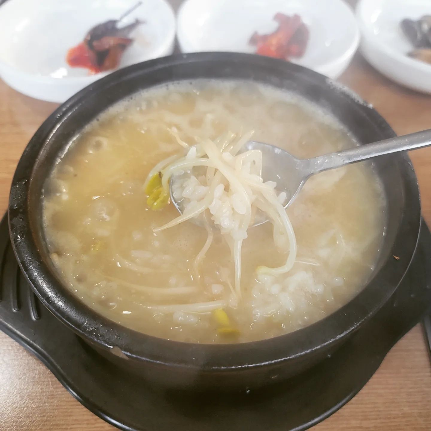#양양맛집 #감나무식당 #오잇_양양
갑자기 날씨가 또 추워지니 생각나는 음식이 있는데 바로 황태국밥입니다! 감나무식당 황태국밥은 양양가면 꼭 드셔보세요. 필수코스에요! 여행 코스에 넣으세요. 절대 후회 안하실 겁니다. 서울에 있으면 좋겠다는 생각도 했고 부모님 모시고 가도 좋아요! 이렇게 추운날 한 뚝배기 하고 싶네요~

감나무식당은 아침과 점심에 먹을수 있는곳인데요. 재료 소진되면 문을닫으니 참고해주세요! 목요일 휴무이고 두시반이 라스트오더이니 시간 맞춰서 가셔야 합니다. 저도 황태국밥이 얼마나 맛있겠어라고 생각했는데 큰 오산이였습니다. 고소하고 숟가락이 계속가요! 이렇게 맛있는 황태국밥은 처음 먹어봤어요. 반찬들도 슴슴하니 맛있습니다! 먹다보니 부모님 생각이 나더라구요. 이집에 포인트는 바로 가자미구이 인데요. 가자미 살 올려서 황태국밥이랑 먹으면 입안에서 하모니가 황홀합니다. 싹싹 다 먹고 나왔네요!

양양이나 속초 가시면 아침이나 점심식사로 꼭 드시는걸 추천드립니다. 계속 생각나요~~

네이버 검색창에 @오잇 검색하셔서 보시거나 혹은 프로필 링크를 클릭해주세요!
.
.
.
#음식스타그램 #먹스타그램 #먹스타맞팔 #먹스타맞팔환영 #황태국밥 #황태국밥맛집 #양양 #속초 #속초맛집 #jmt #존맛 #존맛탱 #맛집 #맛스타그램 #소통환영 #소통 #선팔하면맞팔 #음식추천 #추천음식 #추천메뉴 #메뉴추천 #맛있다그램 #점심 #점심메뉴 #아침 #푸드스타그램 #내돈내산