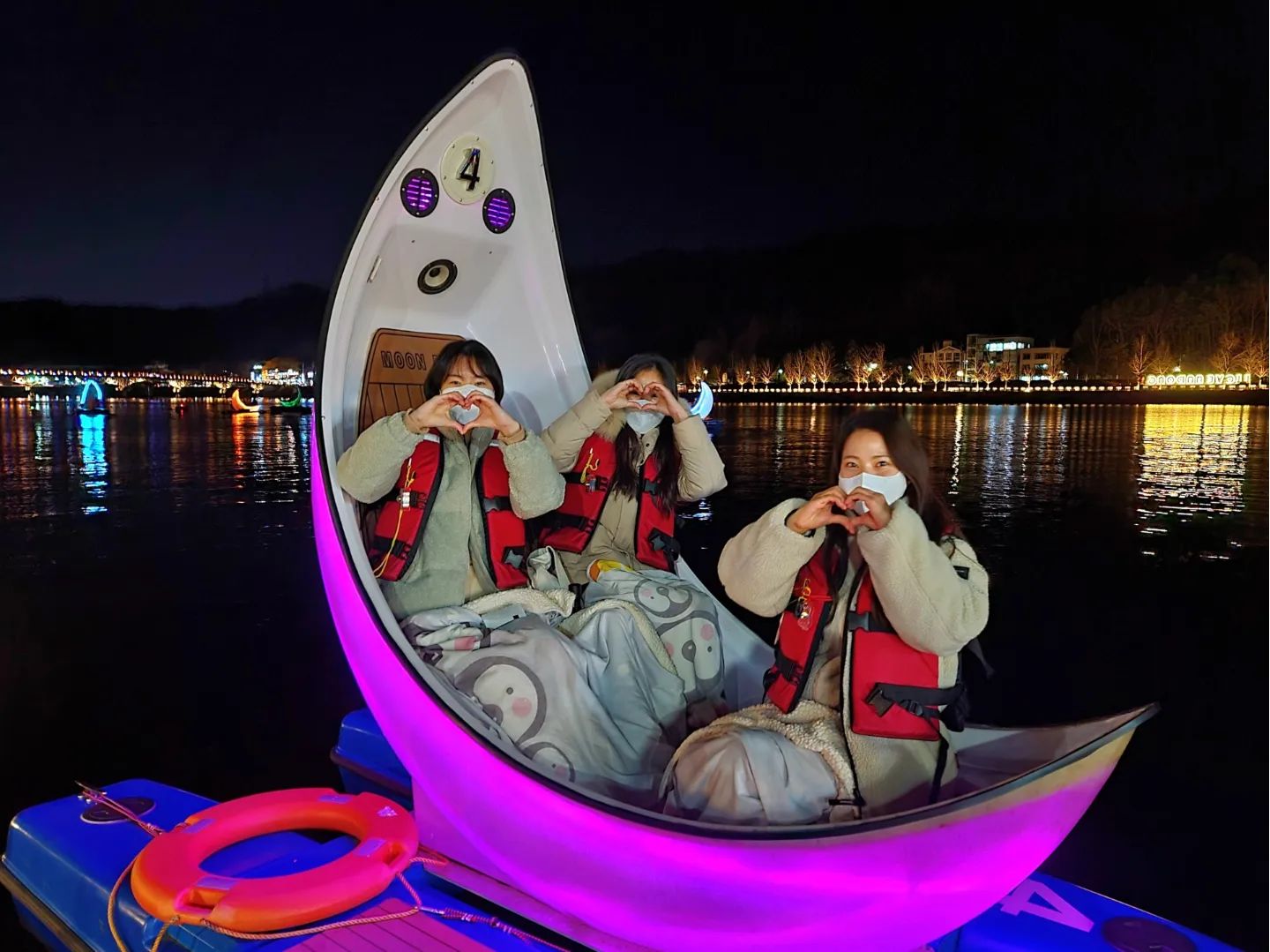 🛩 여행 기록 - 안동🇰🇷 

🌼 문보트&황포돛배 

📍경북 안동시 민속촌길 26
📍화~금13:00 - 21:00 (16:30-17:30 휴게시간)
     토11:00 - 23:00 / 일10:00 - 22:00
📍월 정기휴무 (매주 월요일)
📍문보트 28000원(30분) / 황포돛배 8000원
  
  
우정 10주년 기념으로 안동 여행을 다녀왔당💕

월령교 아래에 달모양🌙의 배를 탈 수 있는 문보트가 생겼다죠!!

마침 승선 가능 인원도 3명이라 딱이지 

전동이라 힘들지 않게 조종 가능했고
30분동안 열심히 빙글빙글 돌아 다님😆

운치있게 노래도 틀고🎵 담요까지 있어서 따뜻!! 

안동 야경은 바로 여기라구요~😘
  
   
❤️