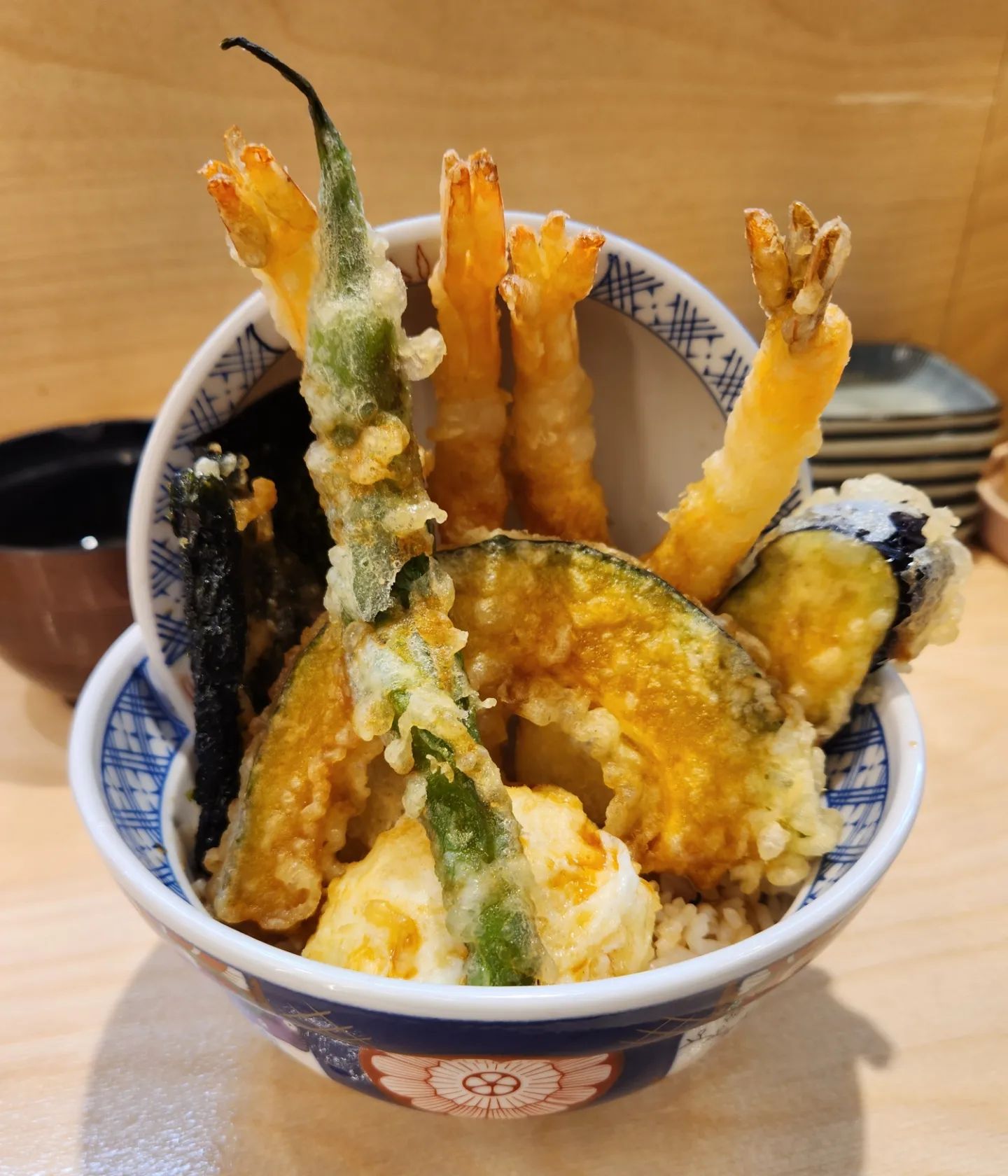 미사역 텐동 맛집 [미사텐]

오랜만에 빈둥 빈둥 거리면서 배달앱을 열었다. 올해부터는 정말 근.검.절.약 하기로 결심했단 걸 상기하고는 바로 껐다.

그래도 오랜만에 바깥 음식이 먹고 싶어서 미사역 근처 맛집을 검색하다 발견한 곳이 미사텐이다.

기본 텐동을 주문하려다...새우를 좋아해서 결국 에비텐으로 결정했다. 13,900원

이럴거면 집에서 배달 시켜먹는 거랑 뭔 차인가 싶었지만
그래도 밖에 외출한 것으로 만족하기로 했다.

텐동은 처음이라 어떻게 먹어야 되나 걱정했는데 친절하게도 자리마다 텐동 먹는 방법이 적힌 메모가 있었다. So sweet

튀김이 맛있어서 기분 좋게 먹었고 밥에 비벼먹는 매운 양념장이 개운함이 있어서 느끼하거나 질리지가 않았다.

다음에 또 혼밥 하러 가야지🙂

#미사맛집 #미사역맛집 #하남맛집 #하남텐동 #미사텐동 #미사역텐동 #미사텐
