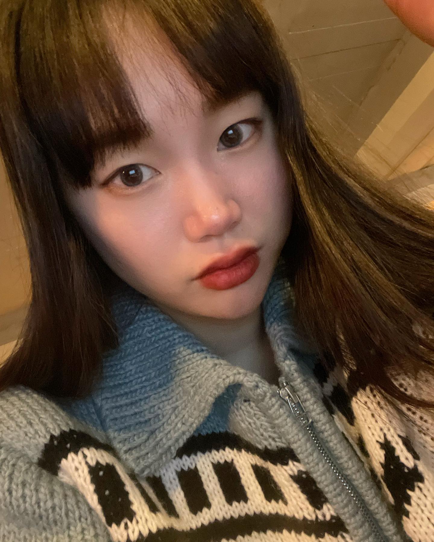 왠일루 나를 요리조리 찍었다. 오늘 하루가 마음에 들기라도 한 듯..
좋아하는 장소를 직접 발굴하고 또 찾아가서 시간구애없이 편안히 내 할일을 하고 돌아 오는 것이 나의 완벽한 오프. 그 ‘쉼’에서 오는 시간들이 주는 정서적 안정감. 또 그것이 주는 긍정적 영감들과 새로운 다짐들이 나는 너무 좋다. 🌹