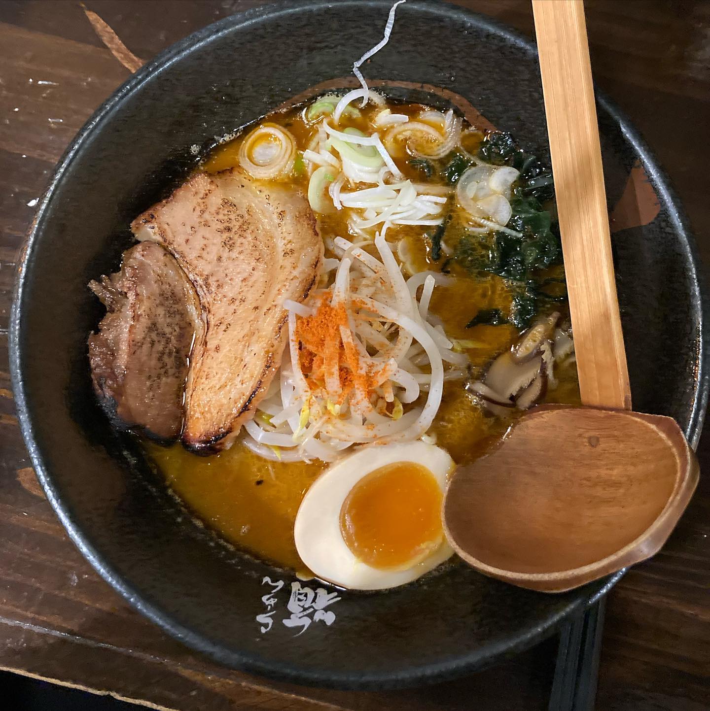 경성대 라멘 맛집!! #하코네라멘 에 다녀왔어요 ☺️

📍 하코네라멘 (부산 남구 용소로28번길 10)
⏰ 11:00 - 20:30 (14:30 - 16:30 브레이크타임)
➖ 토요일은 15:00부터 브레이크타임 시작
➖ 매주 일요일 정기휴무
❤️ 추천메뉴는 카라미소라멘 (첫번째 사진)
➖ 두번째 사진은 돈코츠라멘!
➖ 매운돈코츠라멘도 맛있어보여서 다음번엔 매운돈코츠라멘 먹어보려구요!

.
.
.

#경성대맛집 #부경대맛집 #라멘맛집 #경성대라멘 #경성대맛집추천 #점심메뉴추천 #저녁메뉴추천 #부경대라멘 #대연동맛집 #대연동맛집추천 #부경대맛집추천