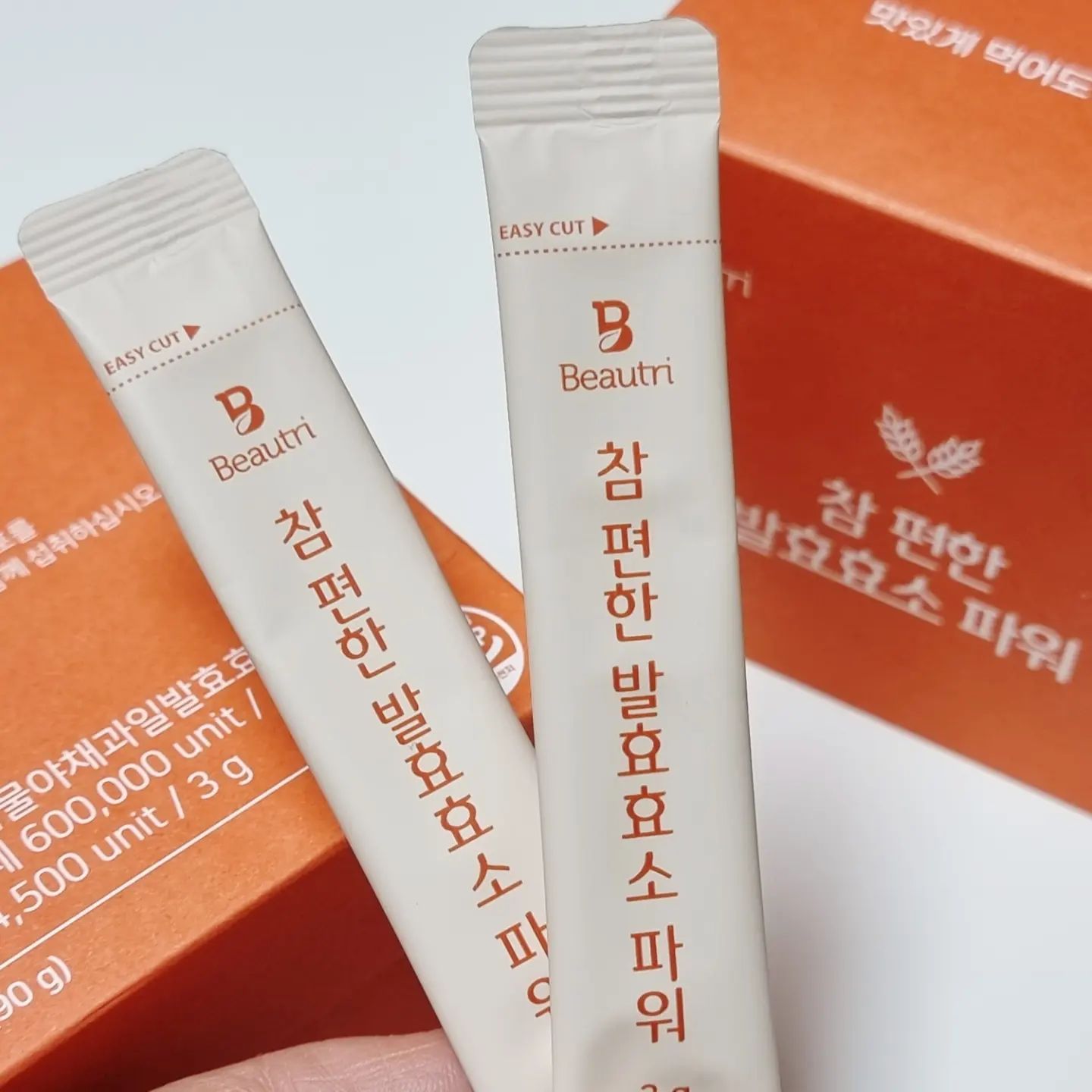 #협찬 이지만 맛있게 먹고 있는 #참편한발효효소 현재 #점핑운동 하며 체중조절& 식단조절 중인데 #다이어트 중  일때도 효소를 함께 먹어주면 좋다는 코치님 조언으로 점심먹고 한 포씩 먹는중!!

한국화장품만의 특별한 배합, HK 62종 복합곡물, 야채,과일 발효효소를 45% 함유.

알파아밀라아제 600,000unit / 프로테아제 4,500unit

마, 토마토, 양배추, 감초등  속이 편한 부원료

물 없이 부담 없이 편하게 먹을 수 있는 장점!

맛이 달달한듯 하면서도 고소한 유기농 뻥튀기 먹는 기분..

https://smartstore.naver.com/hankookcosmetics/products/4261071720

#뷰트리 #효소 #효소식품 #소화효소 #천연소화제 #발효효소 #참편한발효효소파워 #한국화장품 #맛있는효소추천 #효소추천 #다이어트필수템 #건강챙기기 #식단조절 #일상 #좋아요 #소통 #일상소통 #인친 #인친환영 #좋은건함께