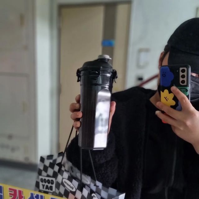 J on Instagram: "💦💦
.
.
.
오늘도 뜬뜬 나는 올블랙 뜬뜬
올블랙쟁이는 텀블러도 블랙이쥬
쉐이크 다 마셔서 우선 콤푸차로..들고다니기 좋당♡"