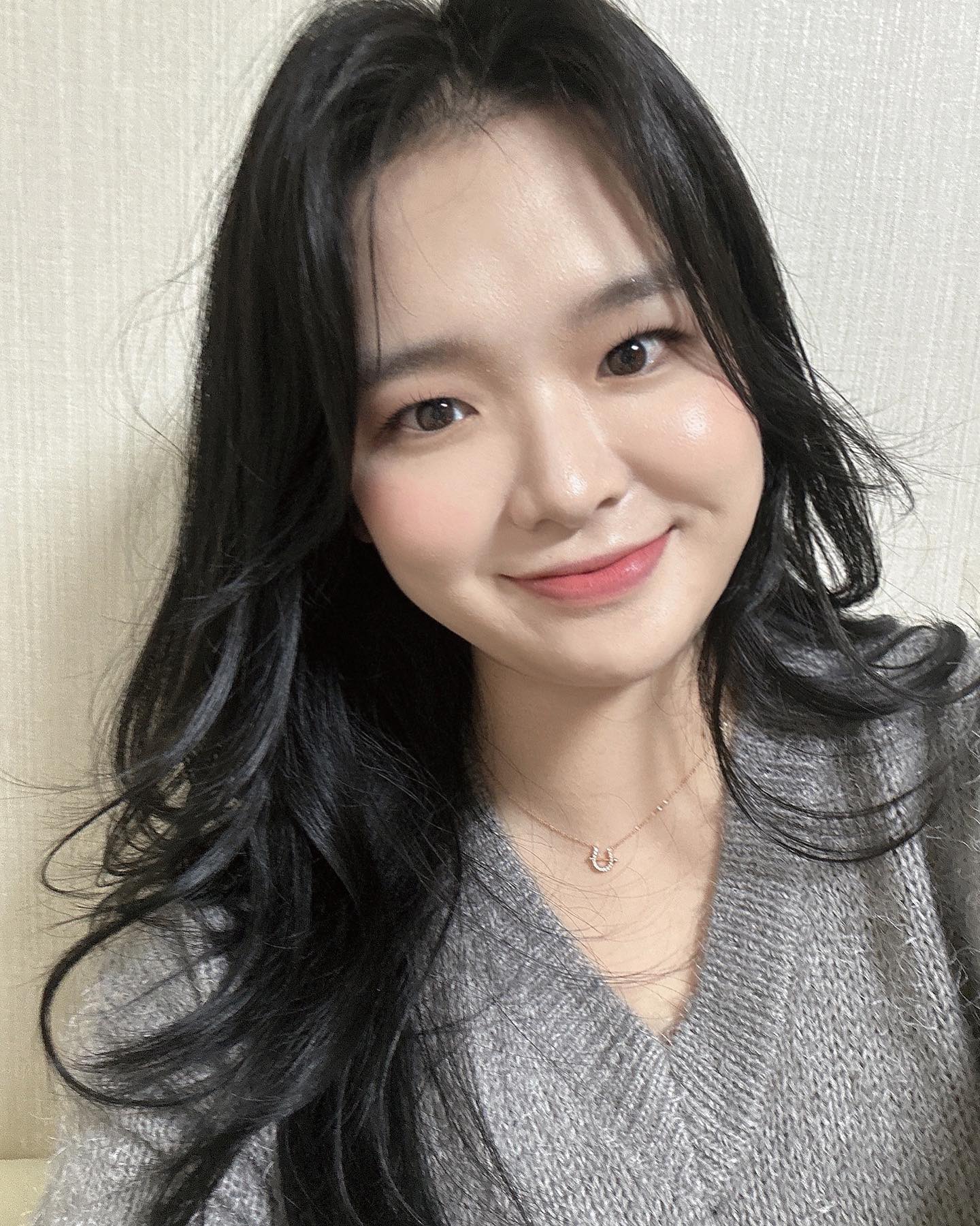 머리도 많이 길고 숱도 너무 많아서 미용실가면 반나절은 기본이라 진짜 큰맘을 먹어야 겨우겨우 간다.  머리를 하려면 내 안의 J력의 도움을 받는 수 밖에 없어 며칠전부터 예약해두고 일 처리?하는 심정으로 미용실 다녀왔다 💇🏻‍♀️ 
미용실에서 다른 많은 걸 할 시간을 날렸다는 기분에 찜찜해하던 중에 나보다 내 주변 사람들이 내 new hair를 기뻐하는 모습에 괜히 뿌듯한 기분 😂
-
좋은 사람들 속에 살게 하심이 감사하고
기분 좋은 변화가 주는 기대감이 귀하고!